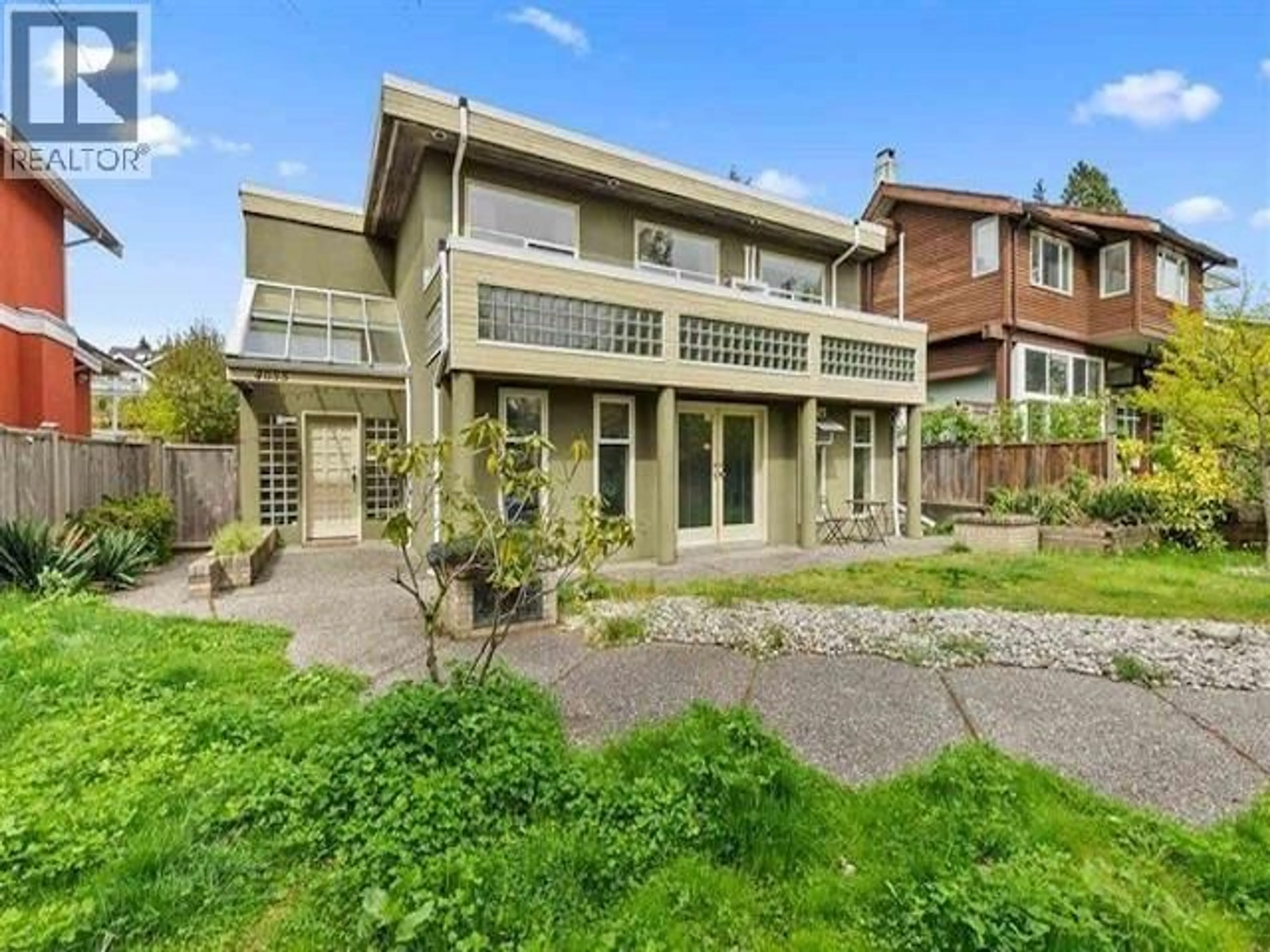 A pic from outside/outdoor area/front of a property/back of a property/a pic from drone, unknown for 4055 31ST AVENUE, Vancouver British Columbia V6S1Y7