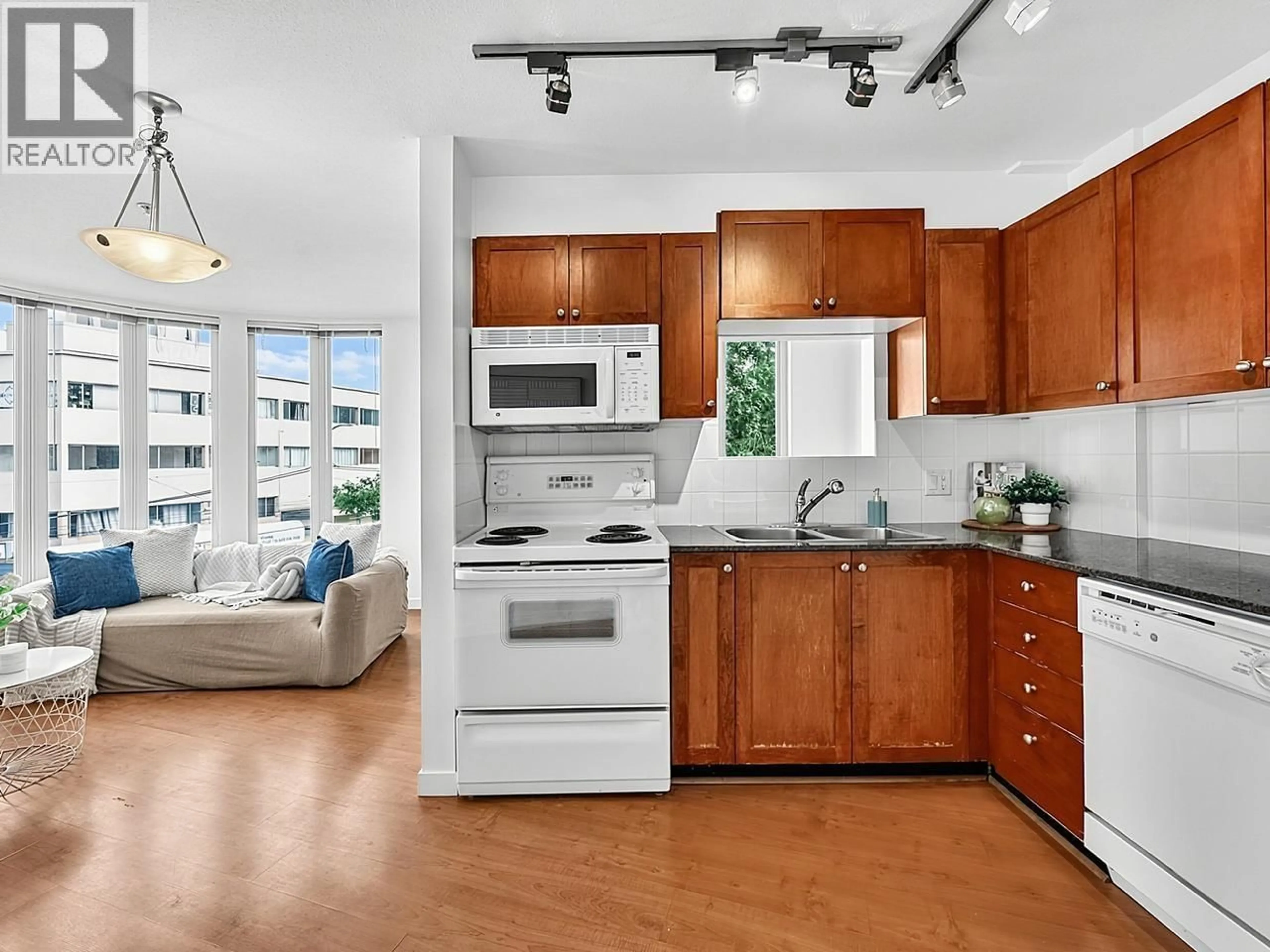 Open concept kitchen, wood/laminate floor for 309 - 3089 OAK STREET, Vancouver British Columbia V6H2K8