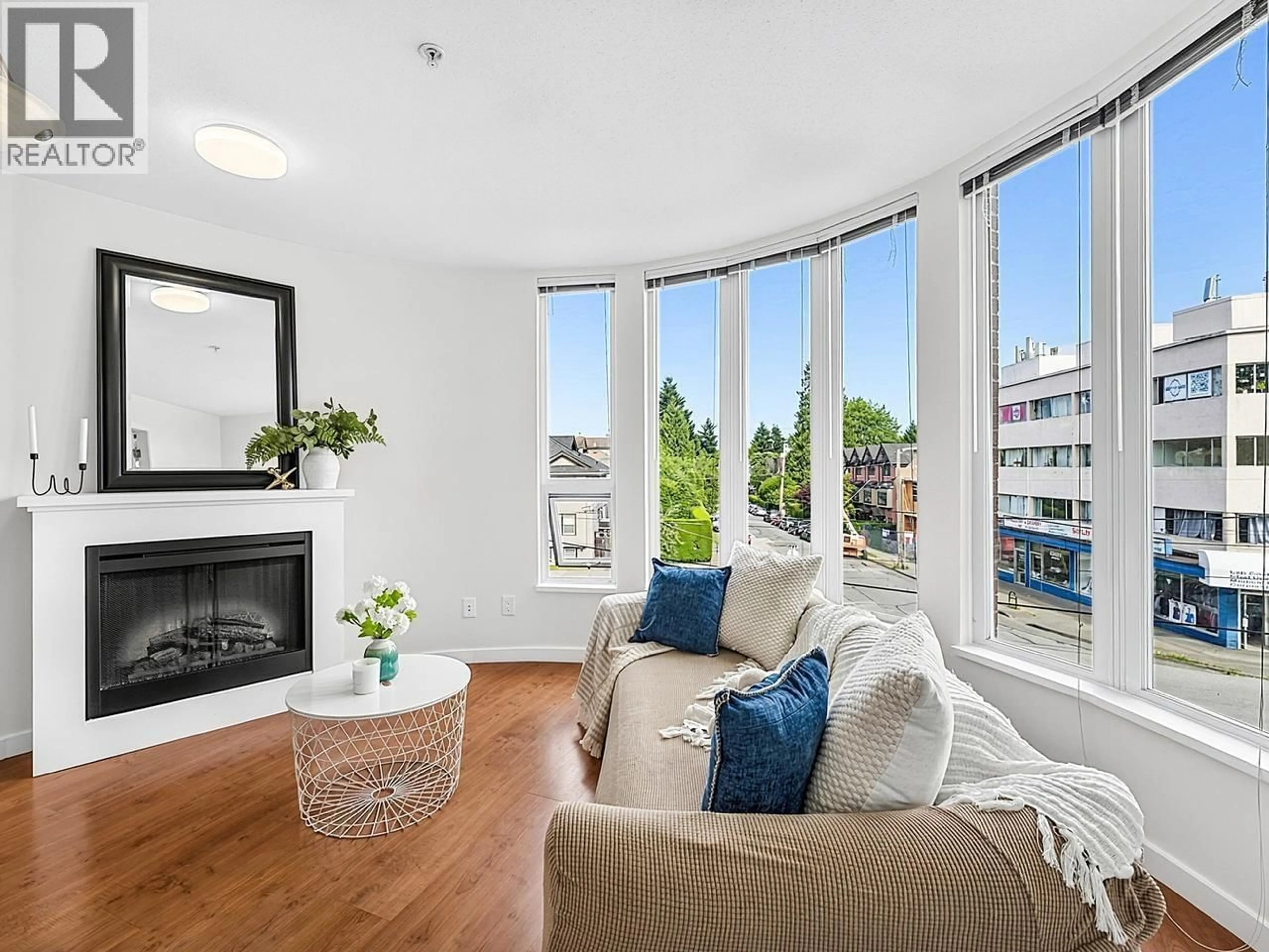 Living room with furniture, unknown for 309 - 3089 OAK STREET, Vancouver British Columbia V6H2K8