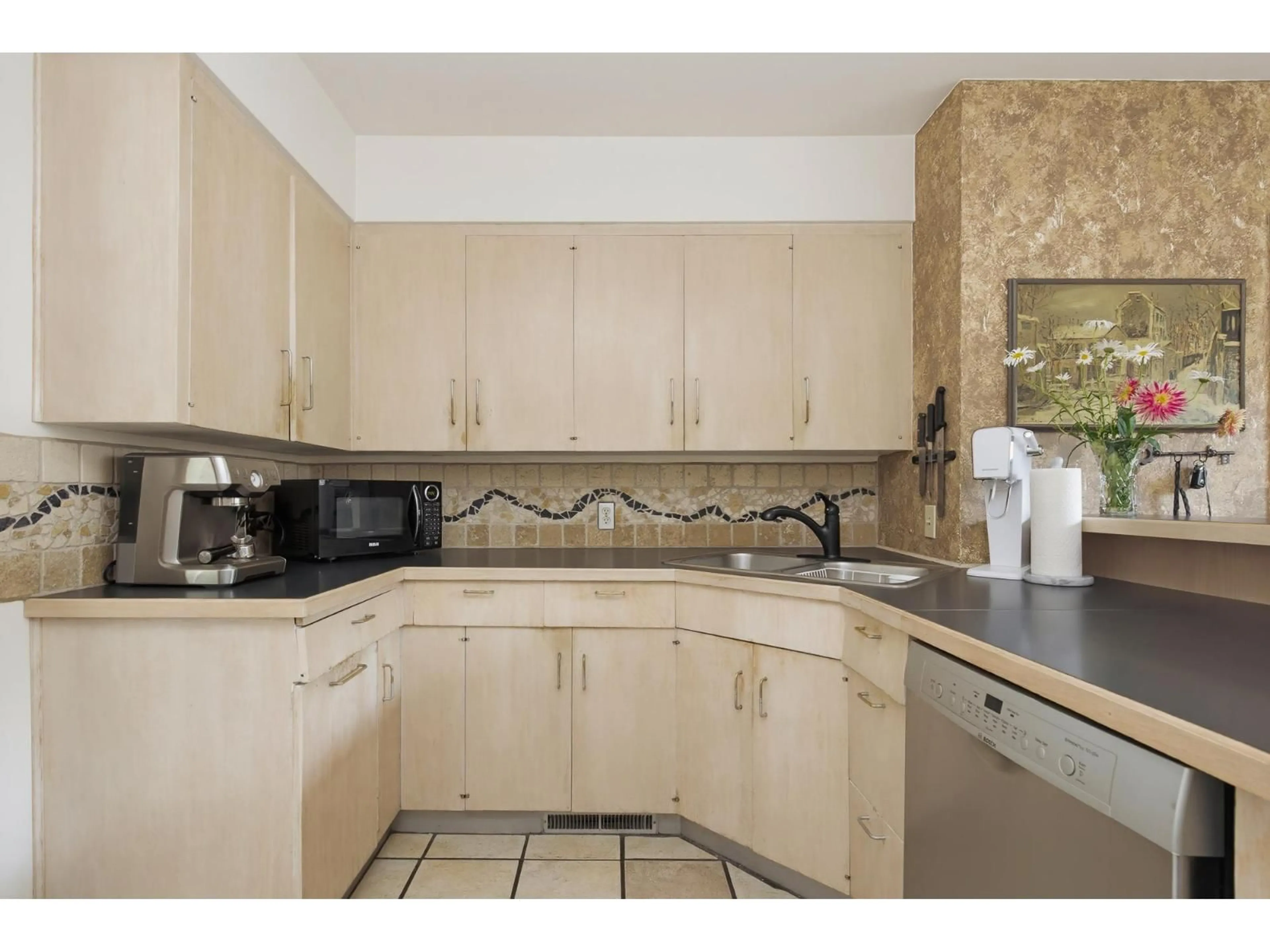 Standard kitchen, ceramic/tile floor for 2822 UPLAND CRESCENT, Abbotsford British Columbia V2T2E9
