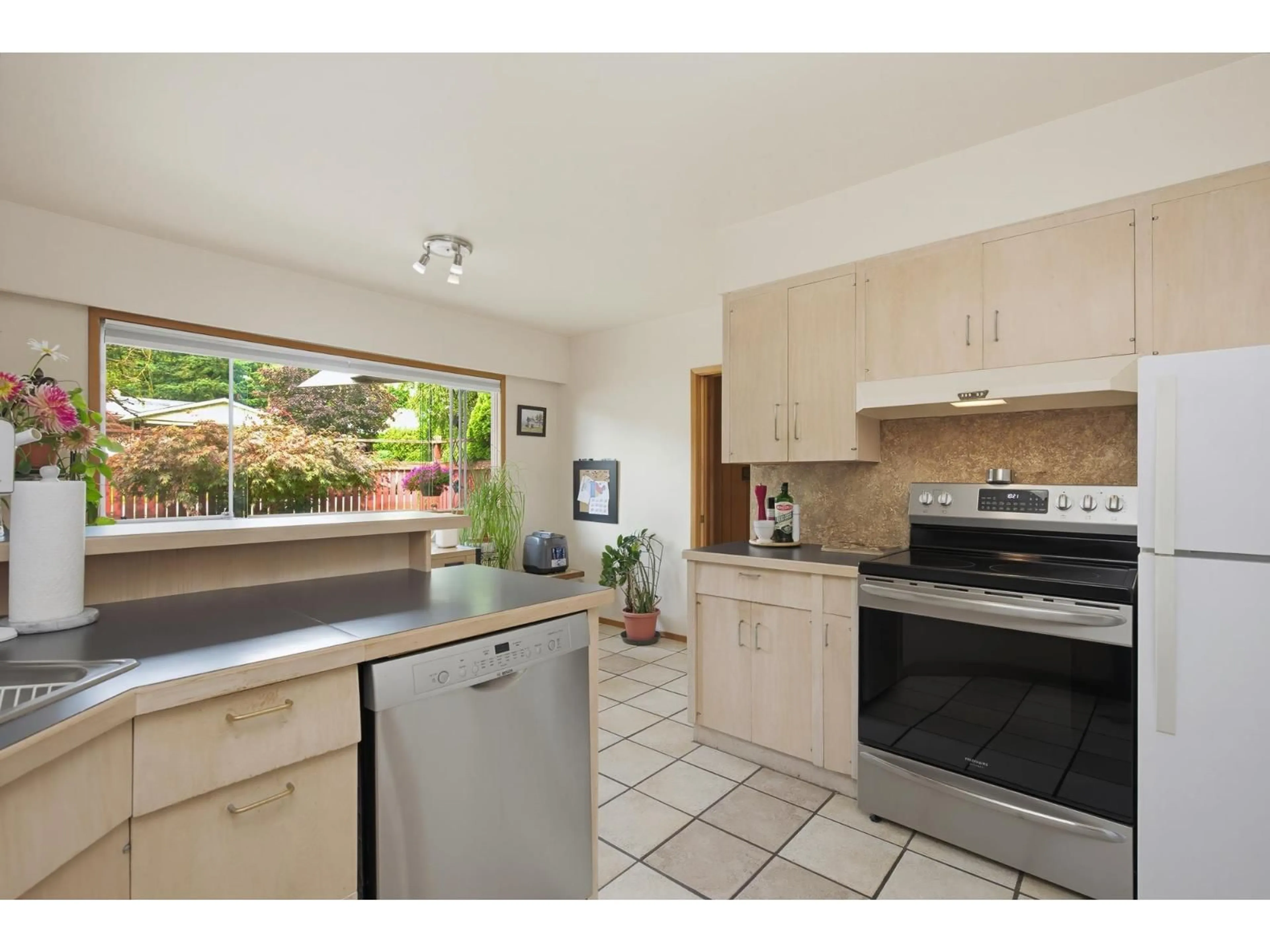 Standard kitchen, ceramic/tile floor for 2822 UPLAND CRESCENT, Abbotsford British Columbia V2T2E9