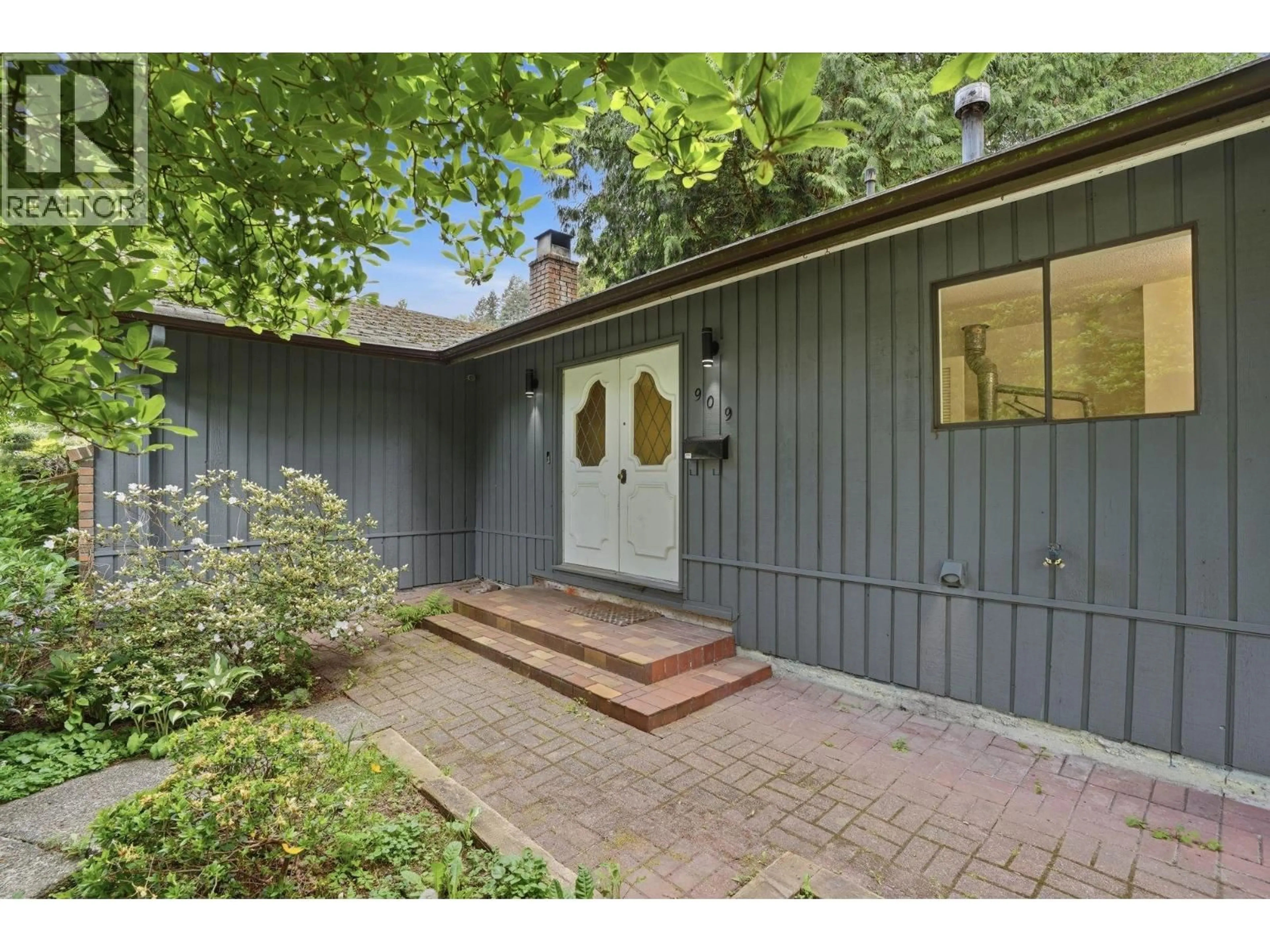 Indoor entryway for 909 SEYMOUR BOULEVARD, North Vancouver British Columbia V7J2J7