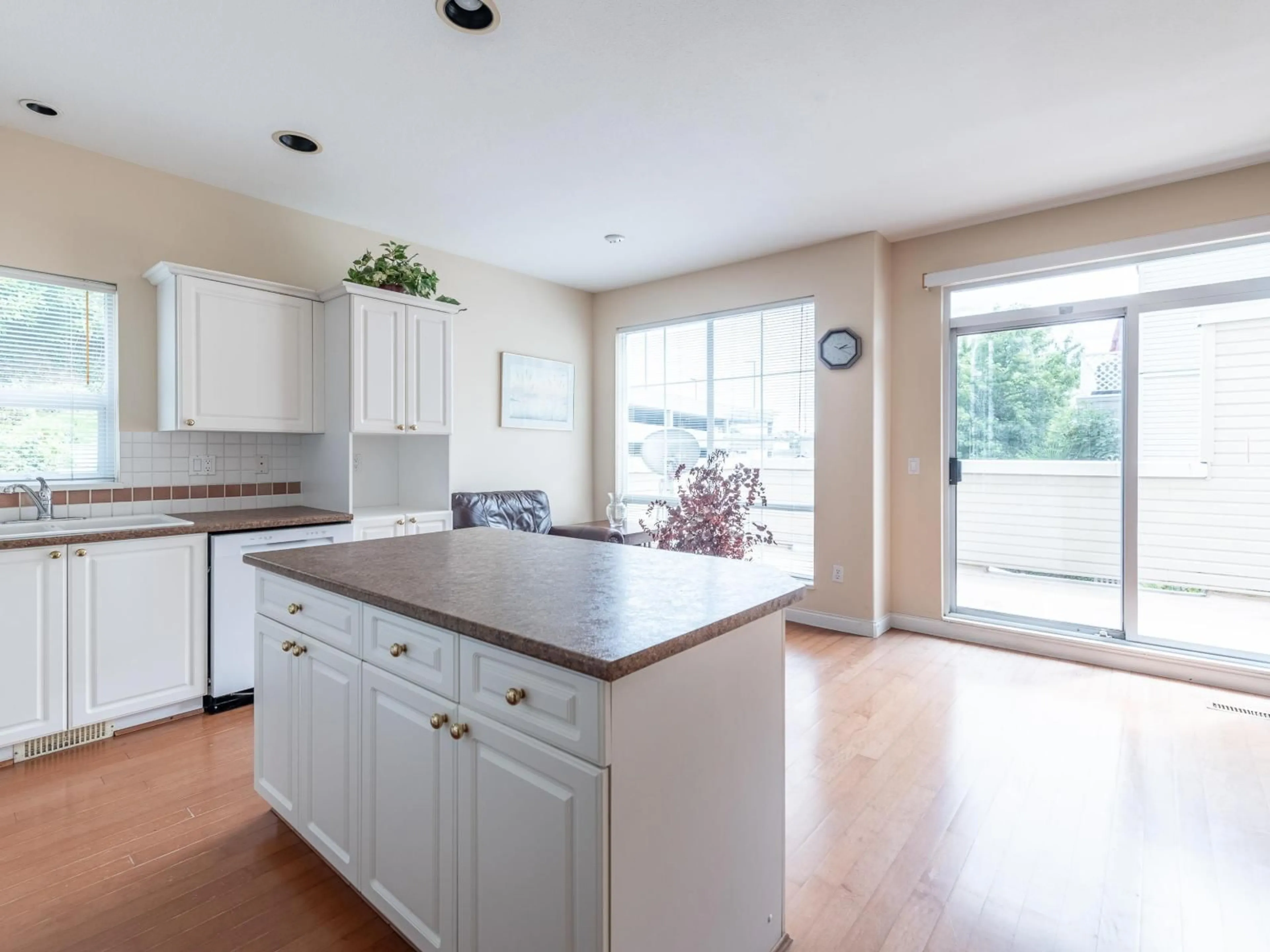 Open concept kitchen, unknown for 1155 VIDAL STREET, White Rock British Columbia V4B3T4