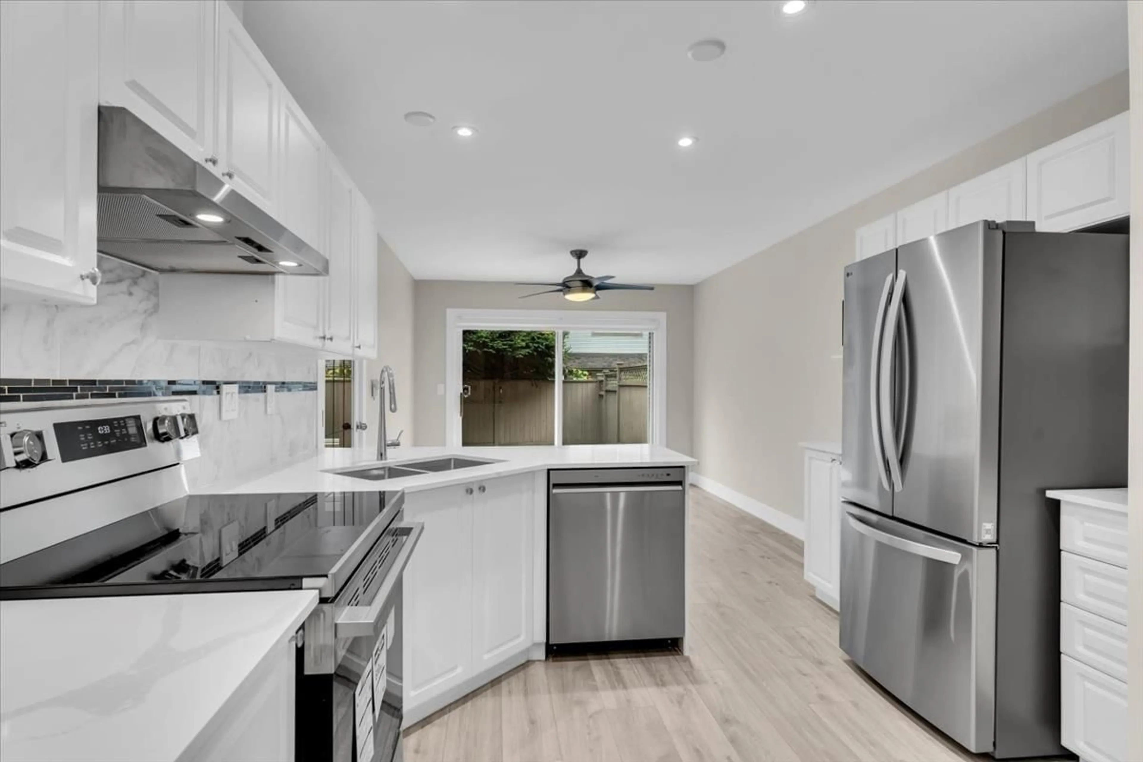 Open concept kitchen, ceramic/tile floor for 42 - 12165 75 AVENUE, Surrey British Columbia V3W0W7