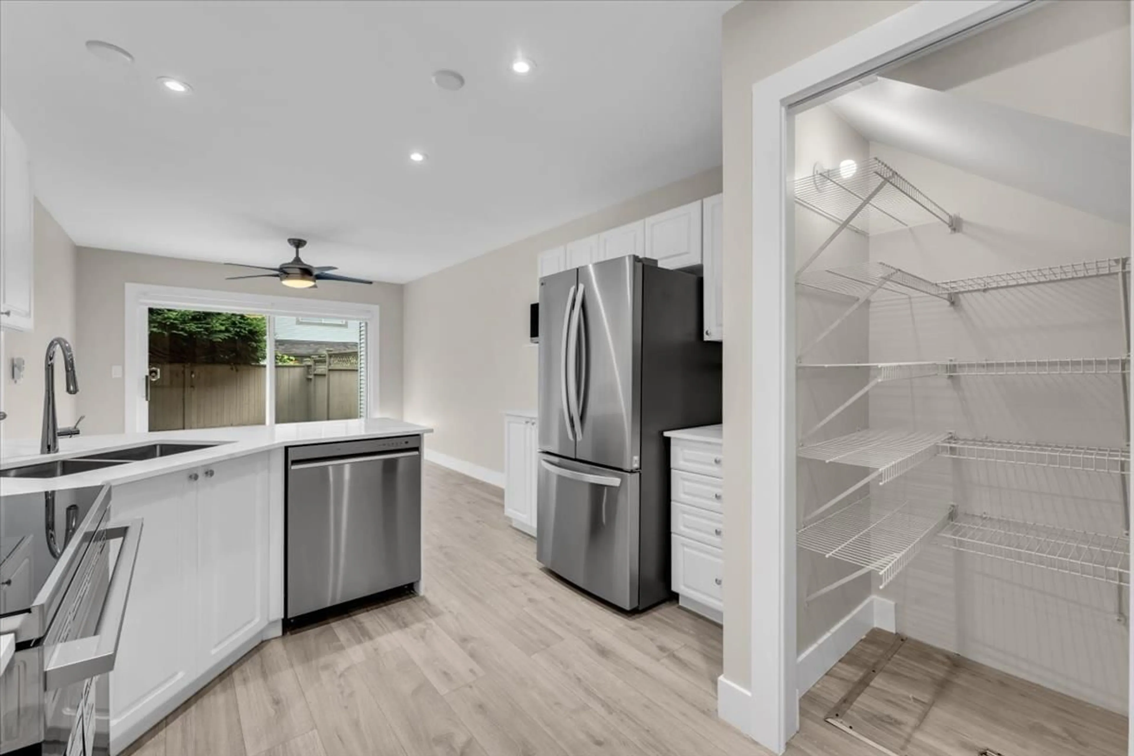 Open concept kitchen, unknown for 42 - 12165 75 AVENUE, Surrey British Columbia V3W0W7