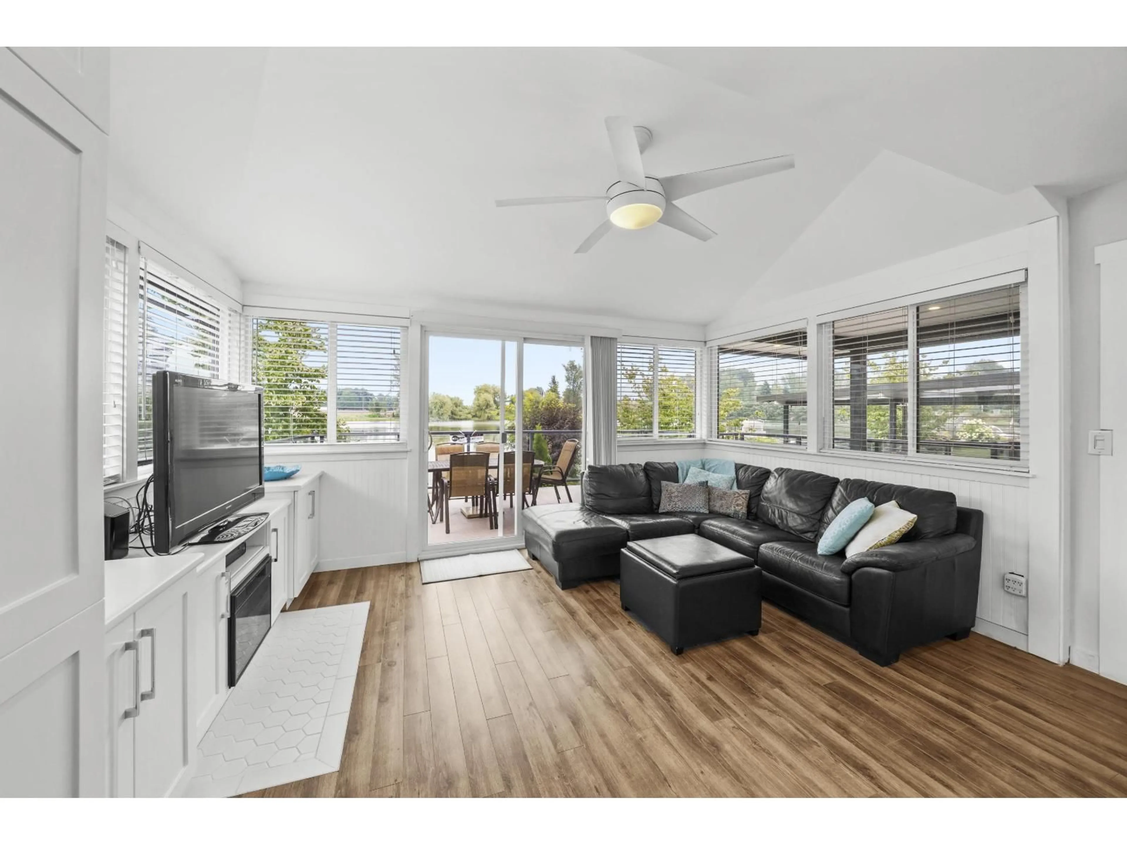 Living room with furniture, wood/laminate floor for 149 152 - 8400 SHOOK ROAD, Mission British Columbia V2V7L3