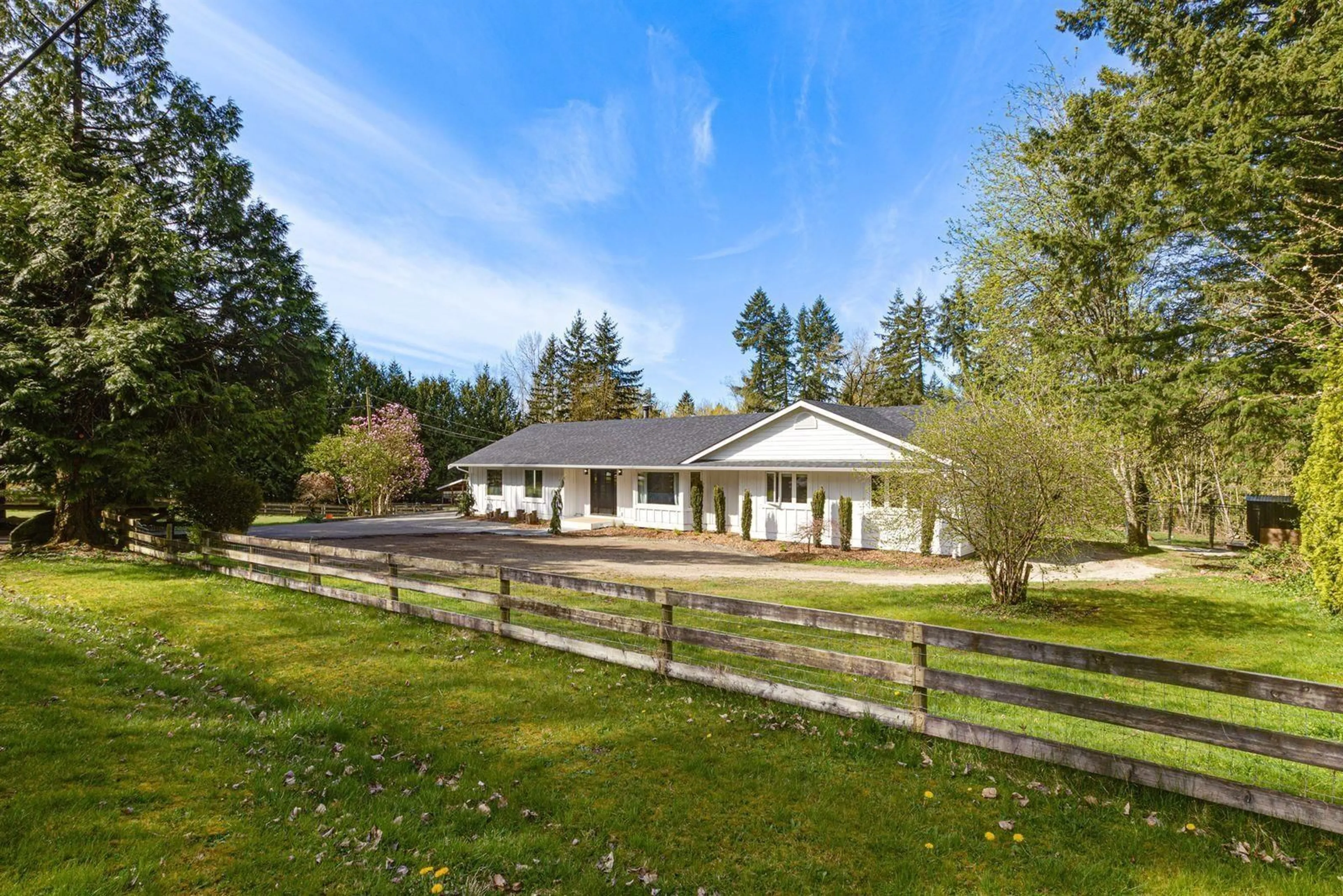 A pic from outside/outdoor area/front of a property/back of a property/a pic from drone, unknown for 7025 HESSLEA CRESCENT, Abbotsford British Columbia V4X2C2