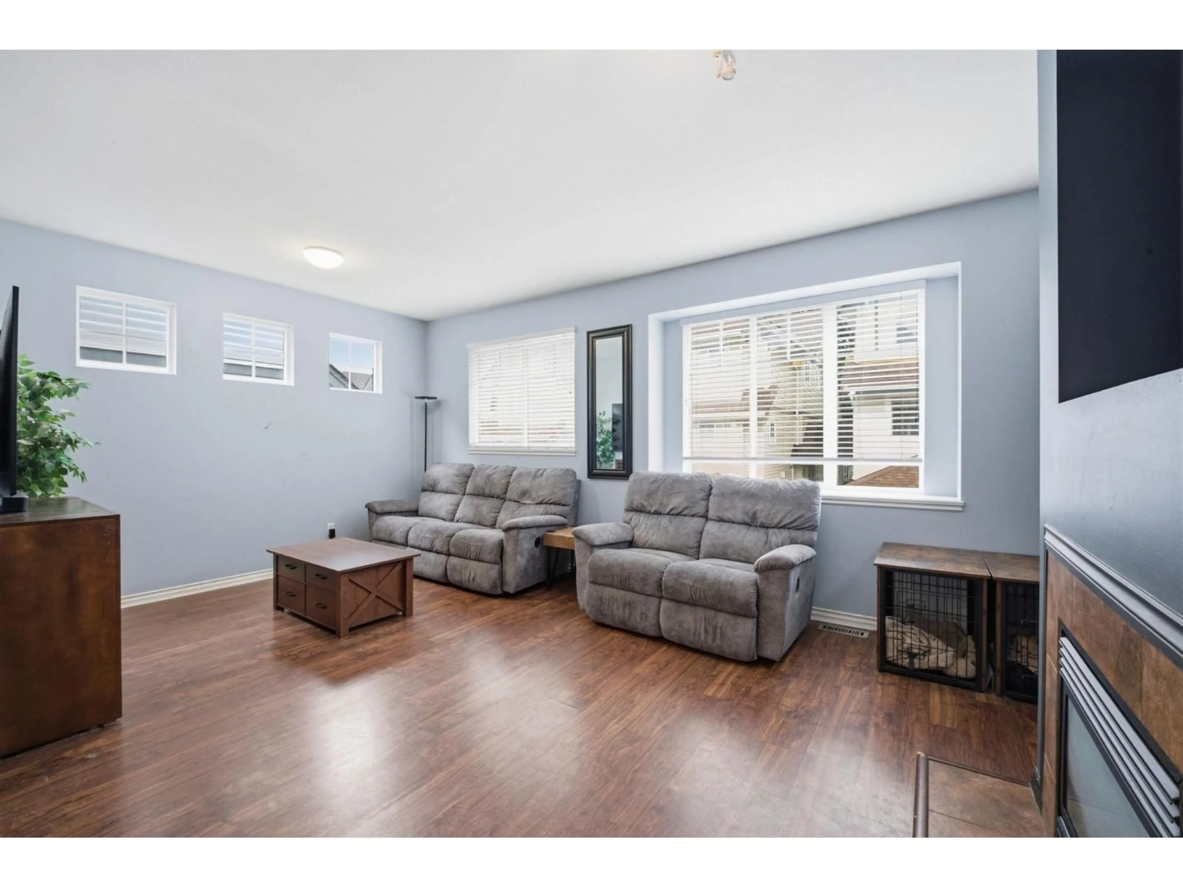 Living room with furniture, wood/laminate floor for 5 - 20582 67 AVENUE, Langley British Columbia V2Y3B2