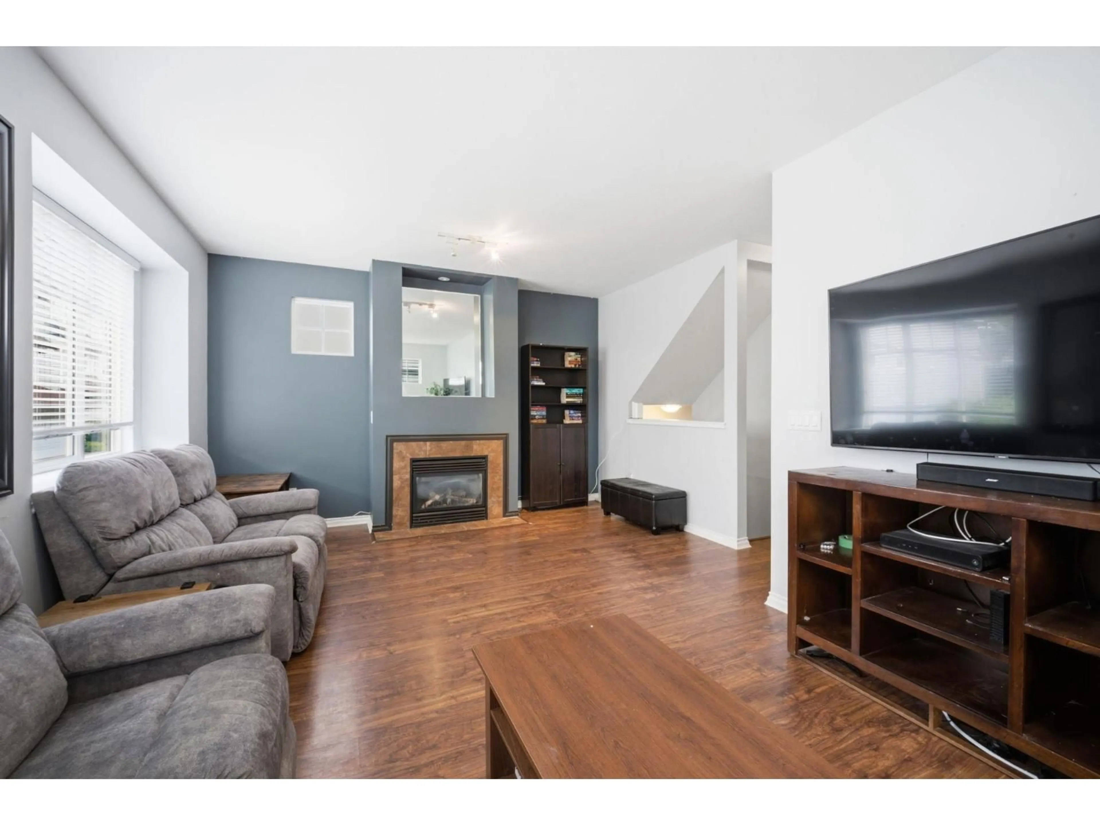 Living room with furniture, wood/laminate floor for 5 - 20582 67 AVENUE, Langley British Columbia V2Y3B2