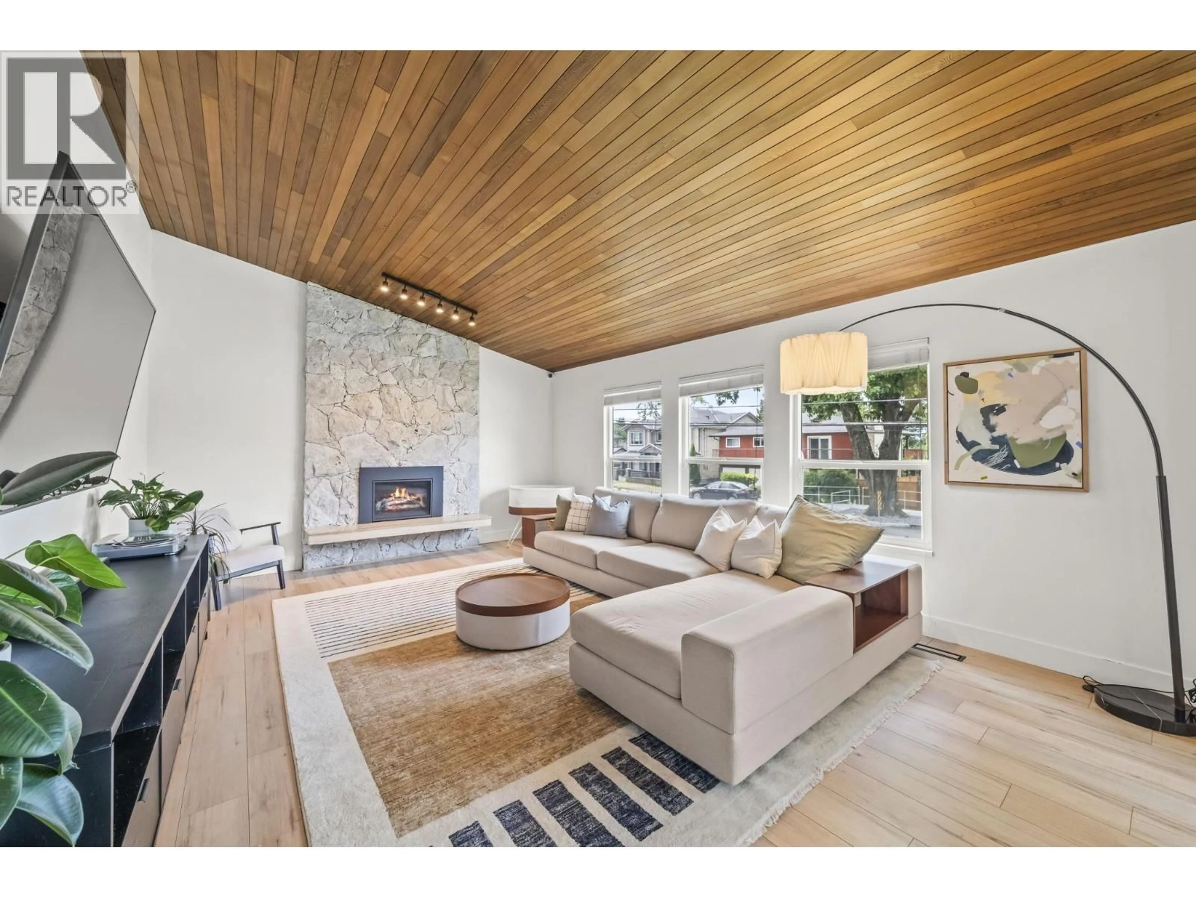 Living room with furniture, unknown for 7658 CUMBERLAND STREET, Burnaby British Columbia V3N3X8