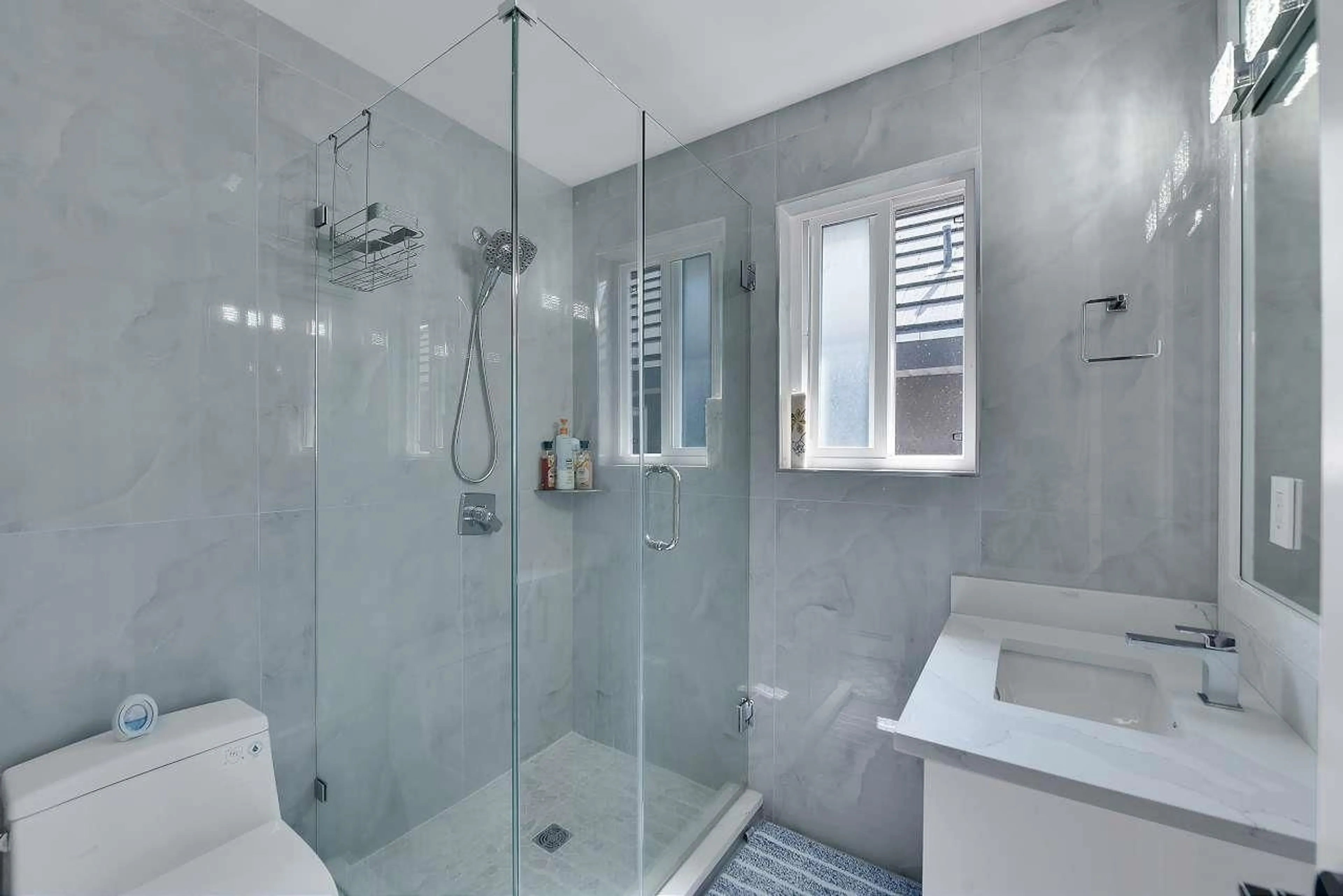 Contemporary bathroom, ceramic/tile floor for 8825 131 STREET, Surrey British Columbia V3V0A8