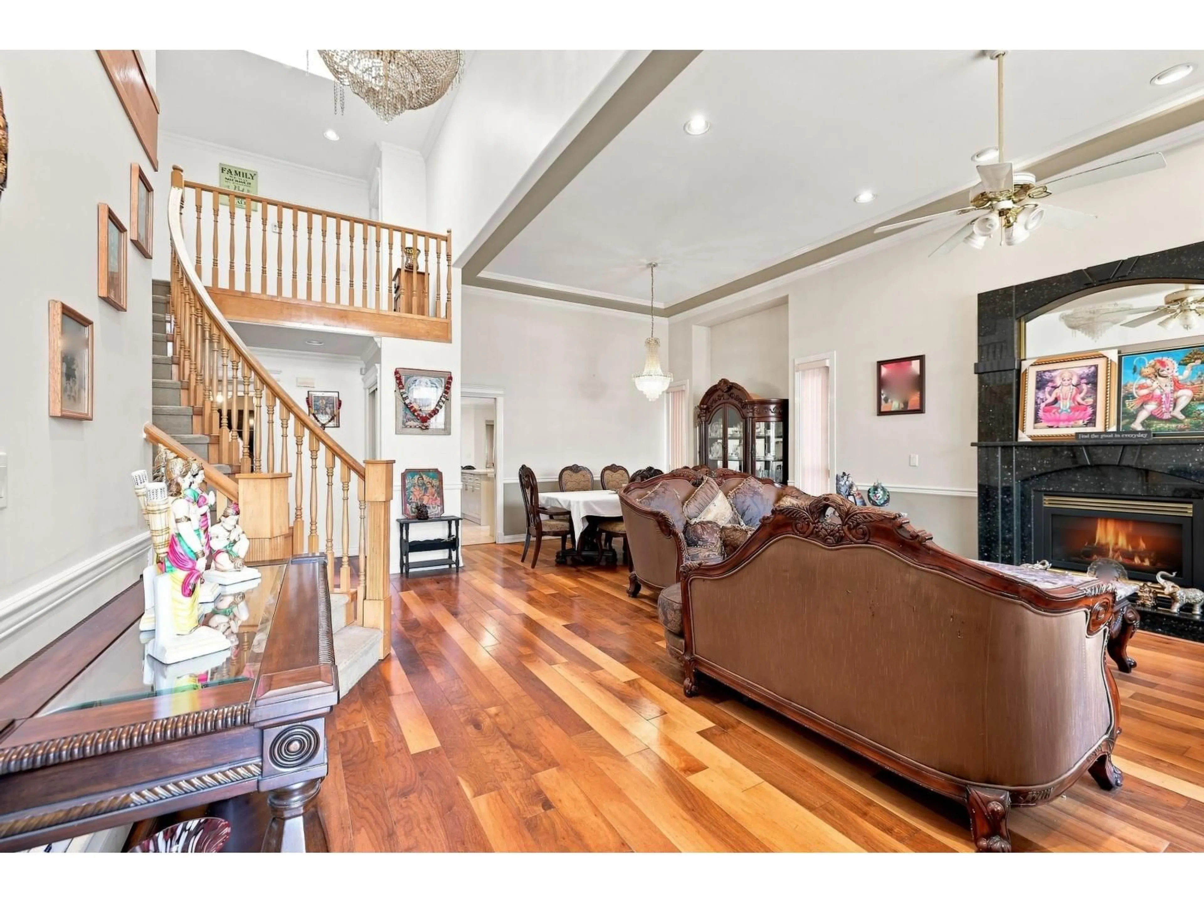 Indoor foyer for 12580 60A AVENUE, Surrey British Columbia V3X3L7