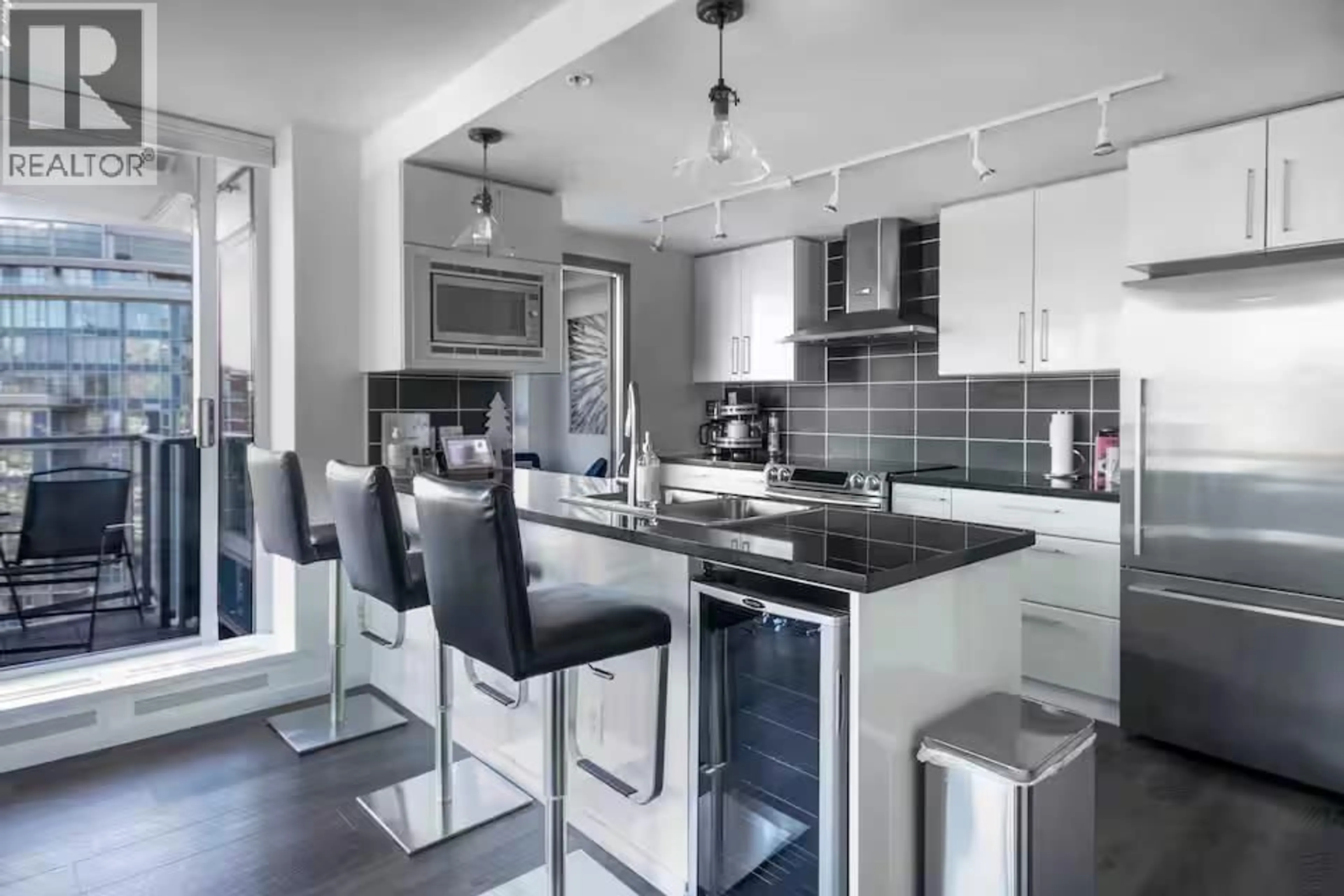 Contemporary kitchen, ceramic/tile floor for 3505 - 188 KEEFER PLACE, Vancouver British Columbia V6B0J1