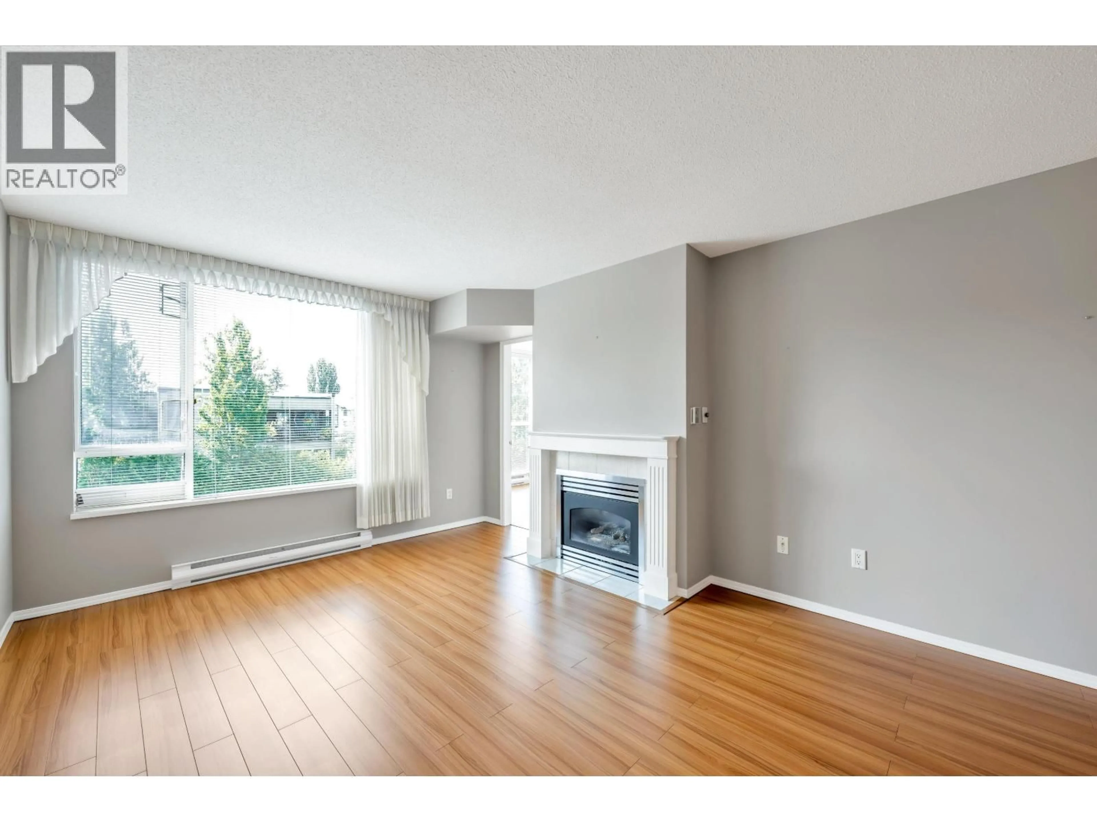 Living room with furniture, wood/laminate floor for 402 - 12148 224 STREET, Maple Ridge British Columbia V2X3N8
