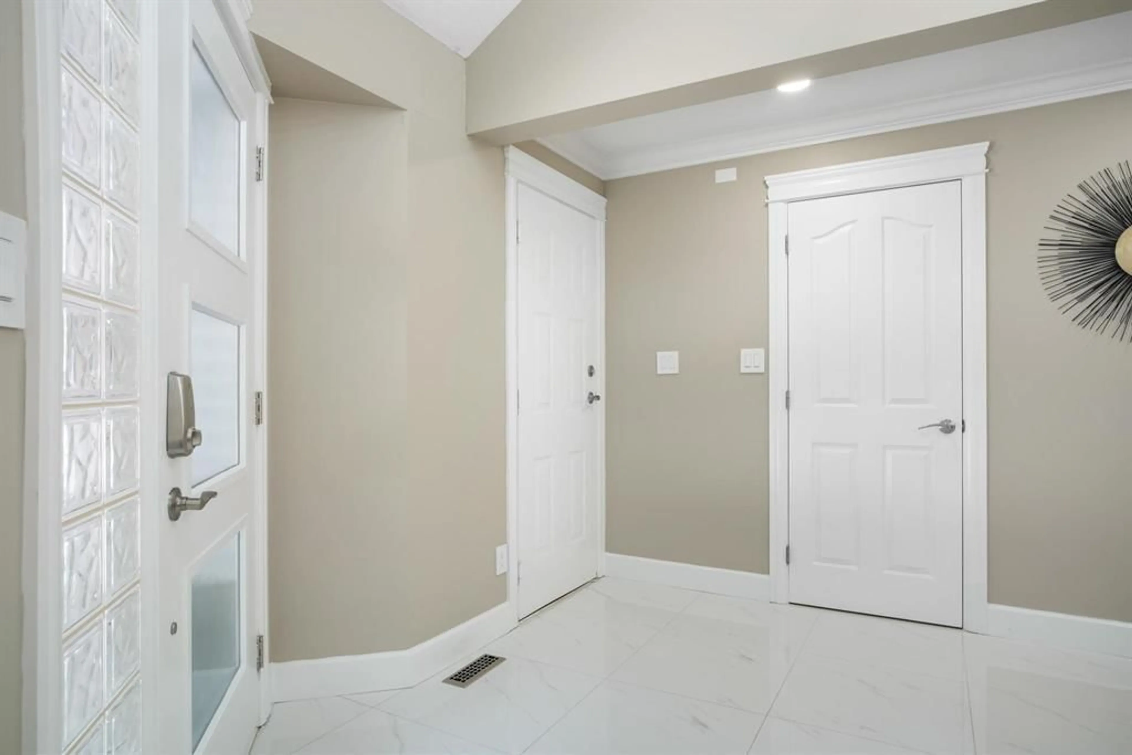 Indoor entryway for 21083 42 AVENUE, Langley British Columbia V3A5A2