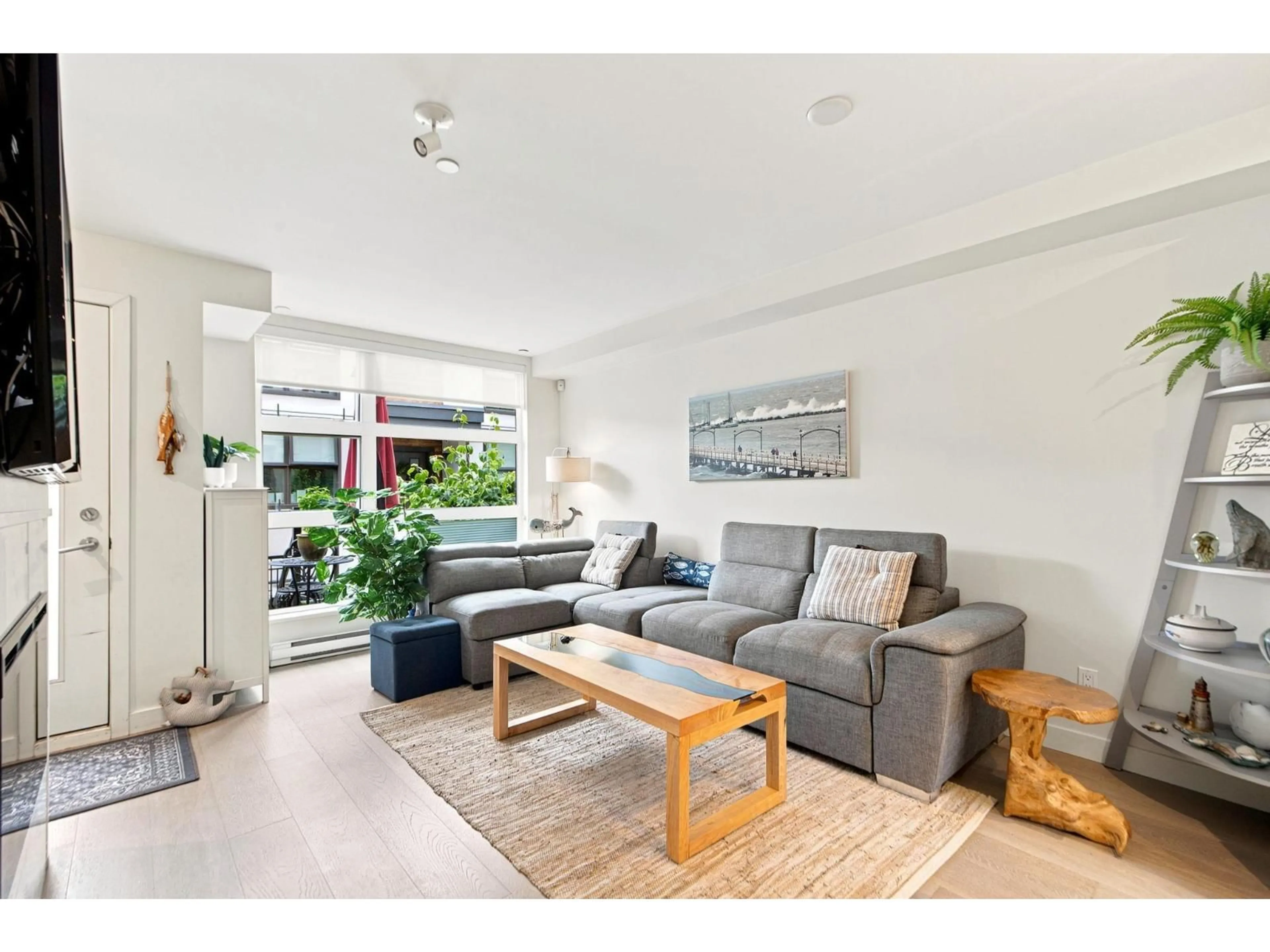 Living room with furniture, unknown for 6 - 14820 BUENA VISTA AVENUE, White Rock British Columbia V4B0B3
