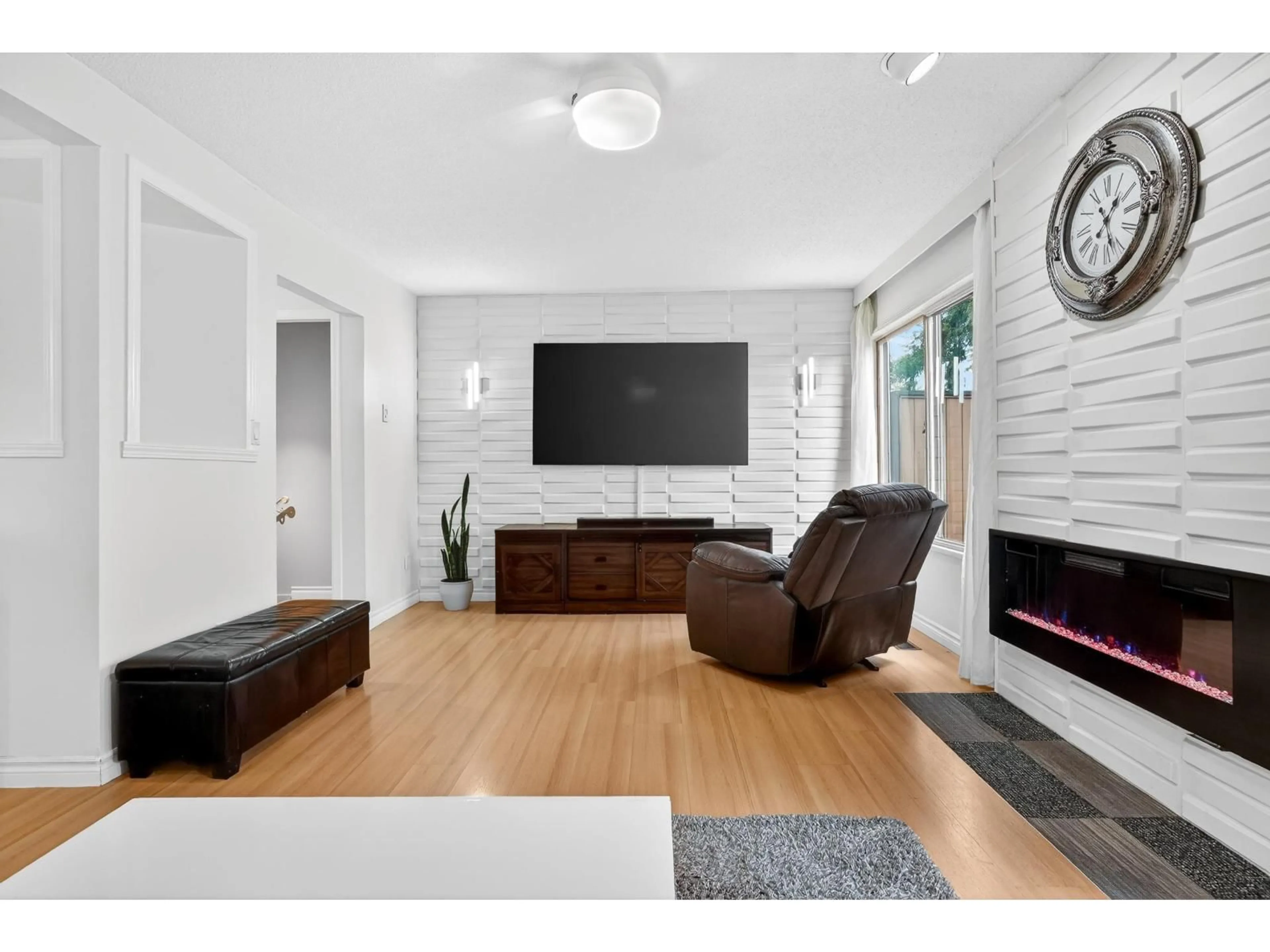 Living room with furniture, wood/laminate floor for 32 - 3015 TRETHEWEY STREET, Abbotsford British Columbia V2T3R4