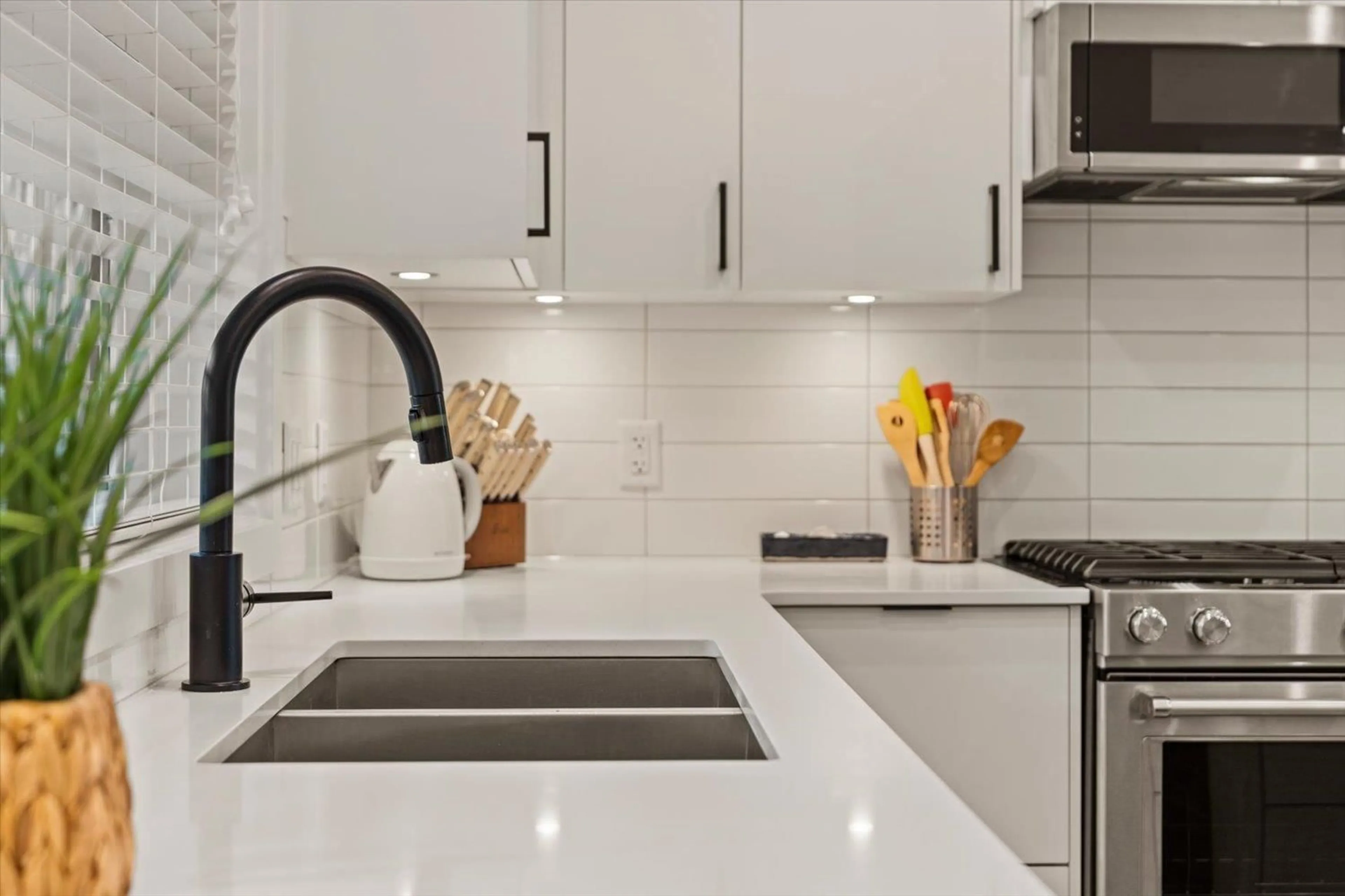 Contemporary kitchen, ceramic/tile floor for 35 - 45500 CAMPUS DRIVE, Chilliwack British Columbia V2R6E9