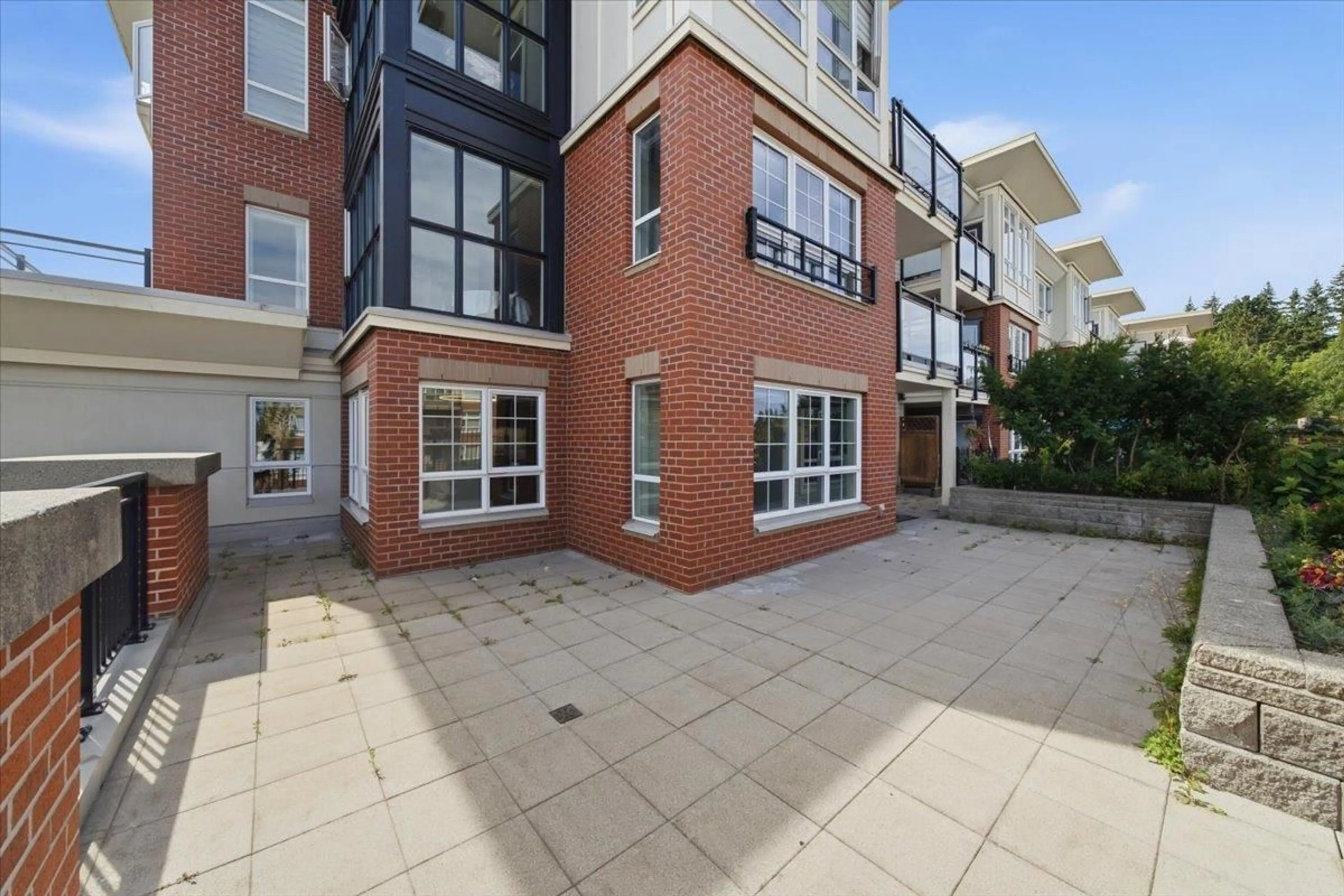 A pic from outside/outdoor area/front of a property/back of a property/a pic from drone, street for 201 - 2940 KING GEORGE BOULEVARD, Surrey British Columbia V4P0E4