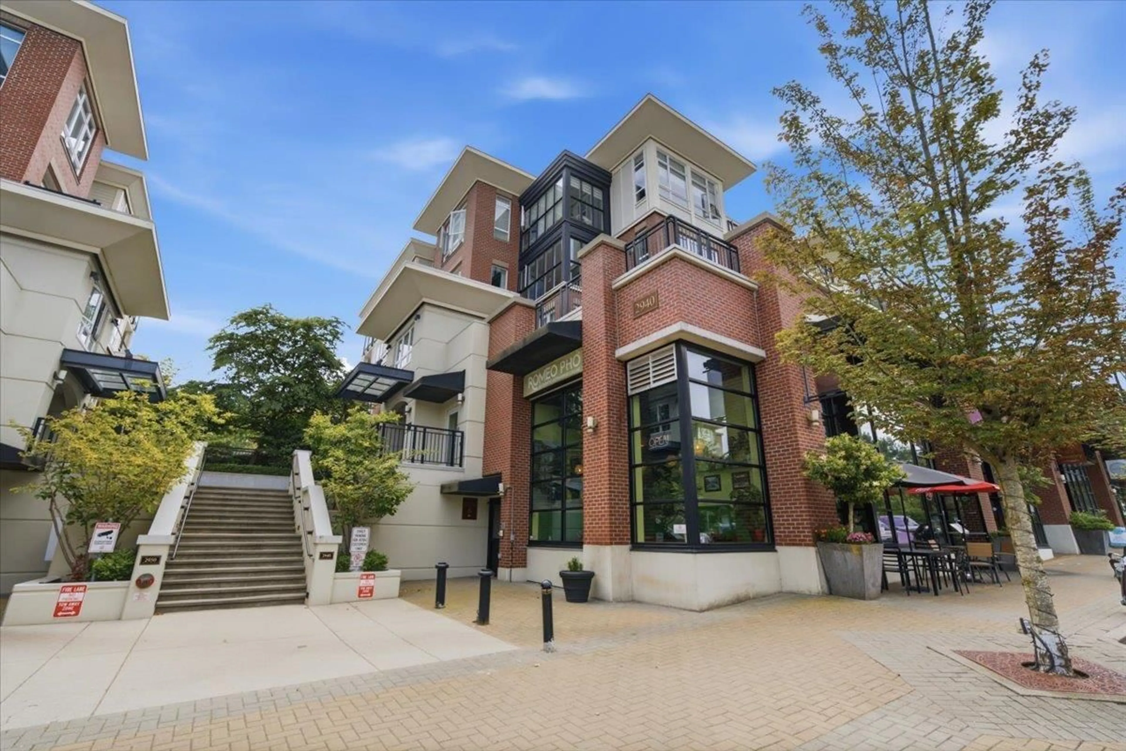 Home with brick exterior material, building for 201 - 2940 KING GEORGE BOULEVARD, Surrey British Columbia V4P0E4