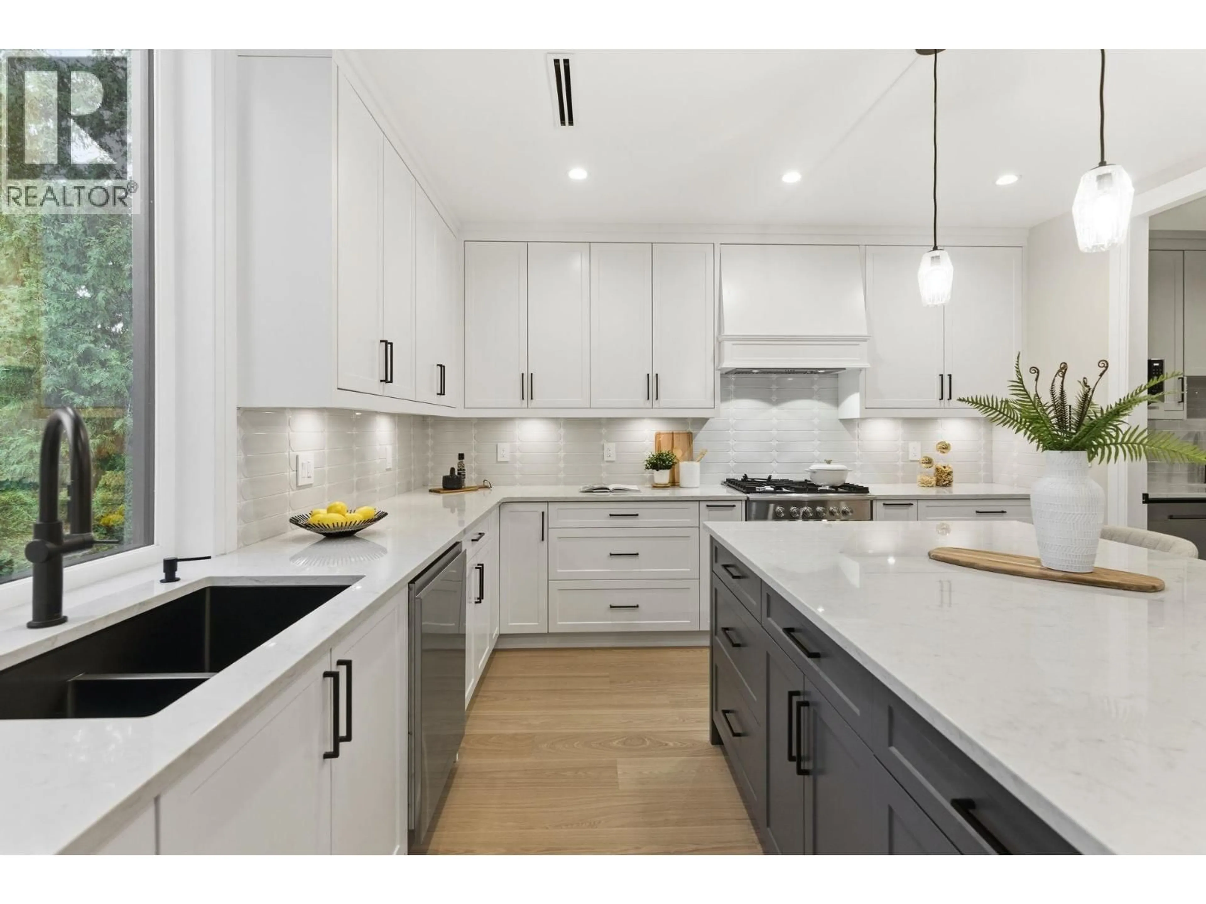 Open concept kitchen, ceramic/tile floor for 2 - 8408 17TH AVENUE, Burnaby British Columbia V3N1N2
