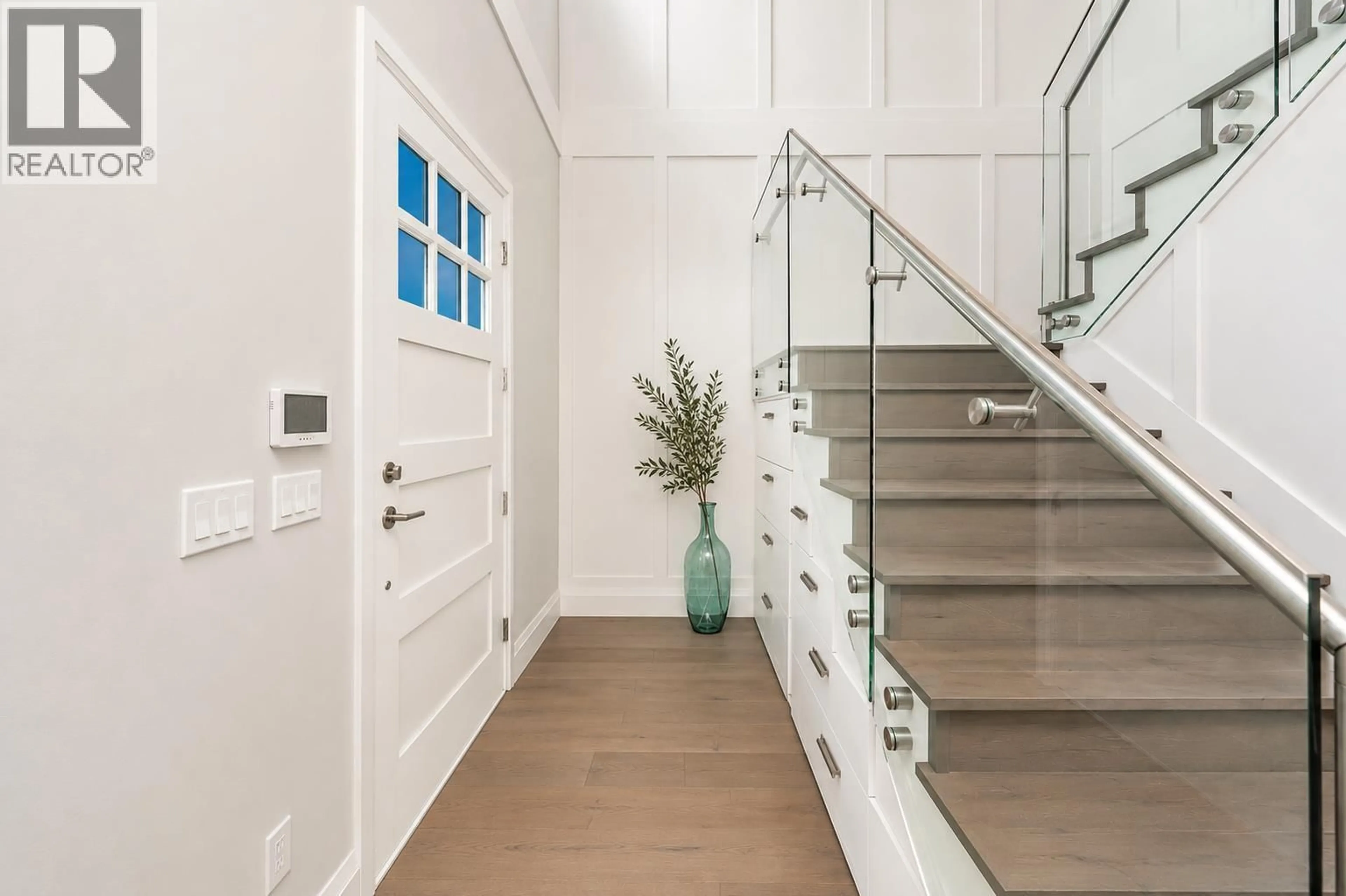 Indoor entryway for 6587 HALIFAX STREET, Burnaby British Columbia V5B2P9
