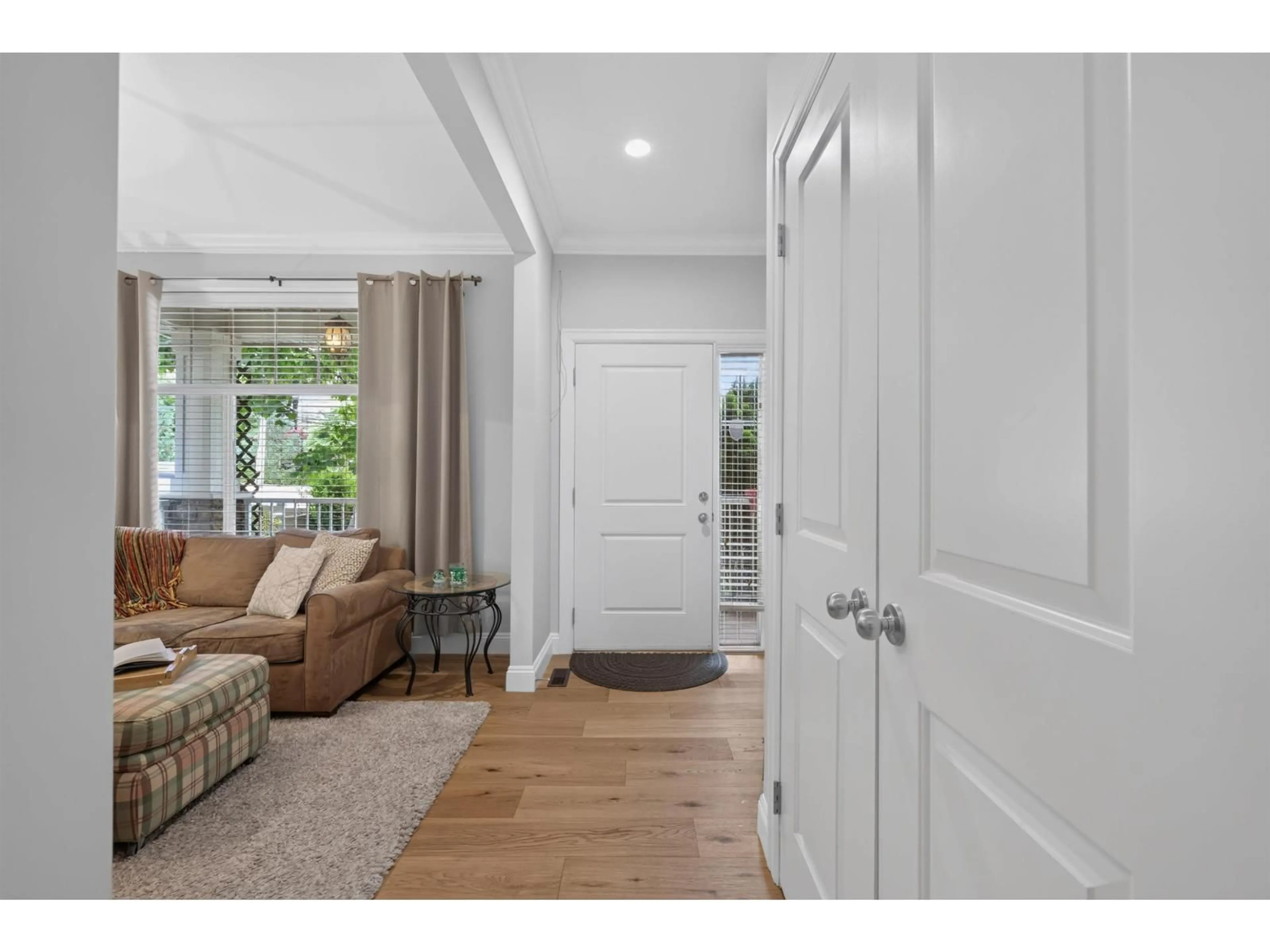 Indoor entryway for 2914 152 STREET, Surrey British Columbia V4P3K4