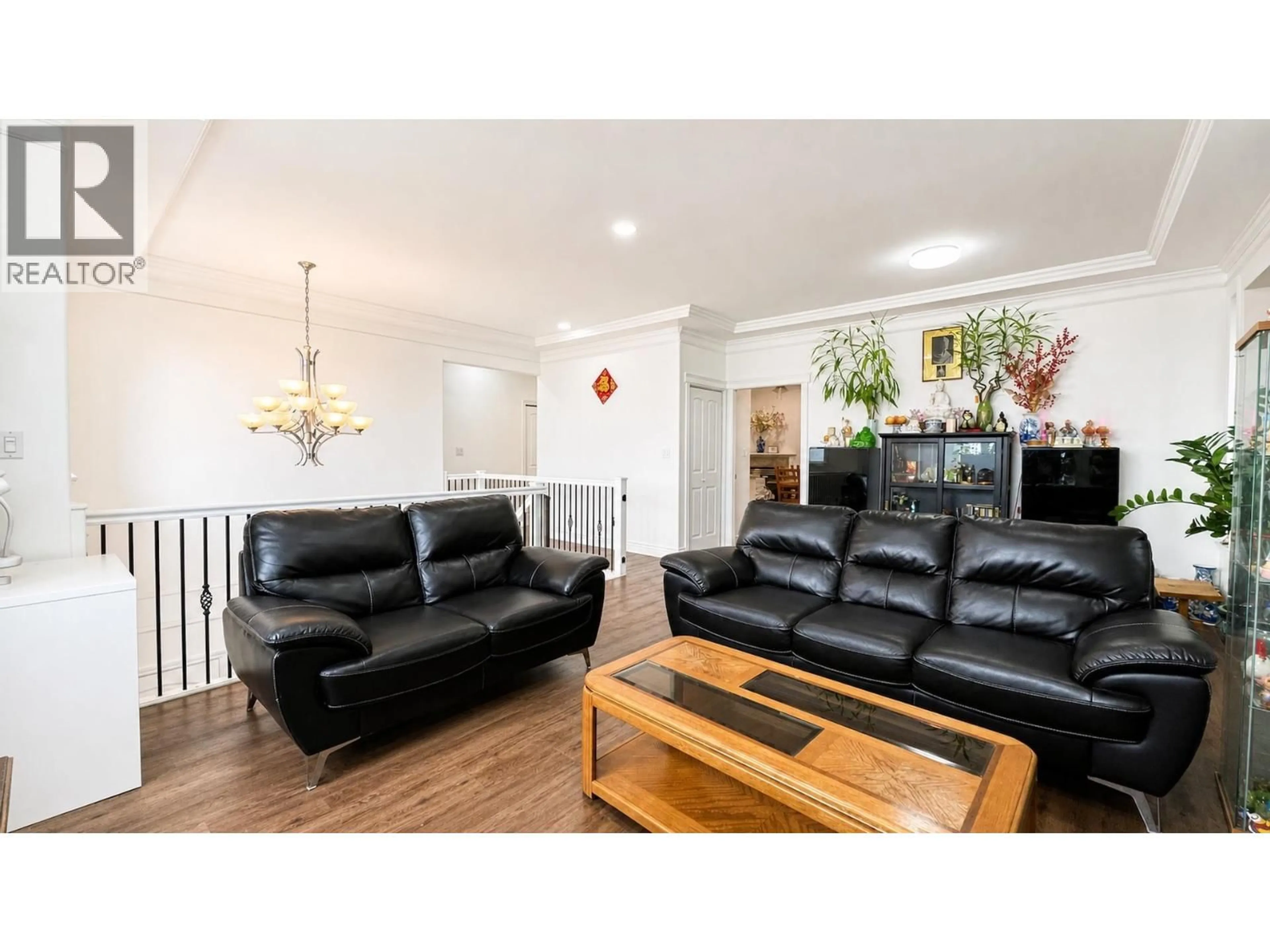 Living room with furniture, wood/laminate floor for 7979 11TH AVENUE, Burnaby British Columbia V3N2N5