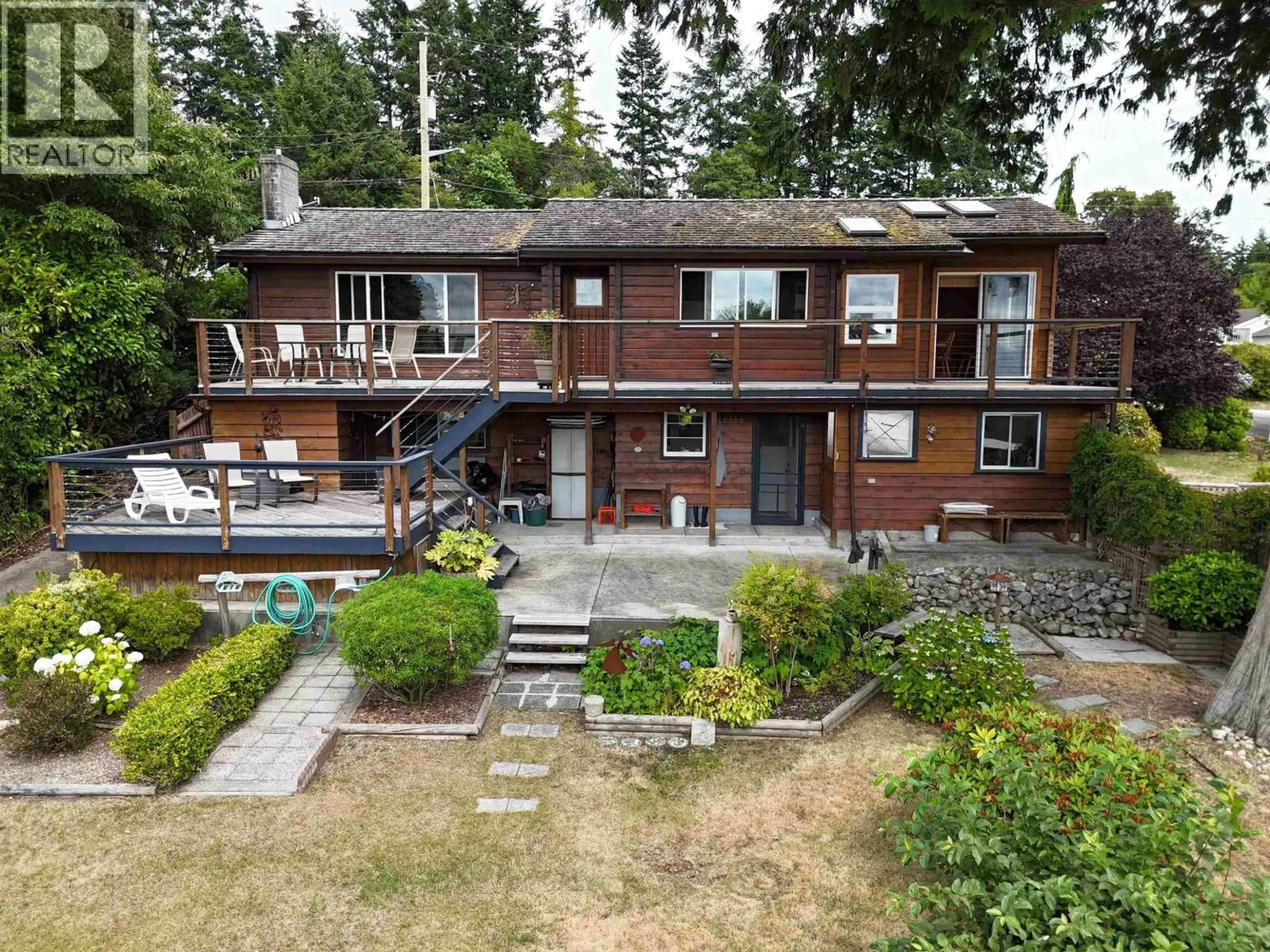A pic from outside/outdoor area/front of a property/back of a property/a pic from drone, unknown for 4717 LAUREL AVENUE, Sechelt British Columbia V7Z0E7