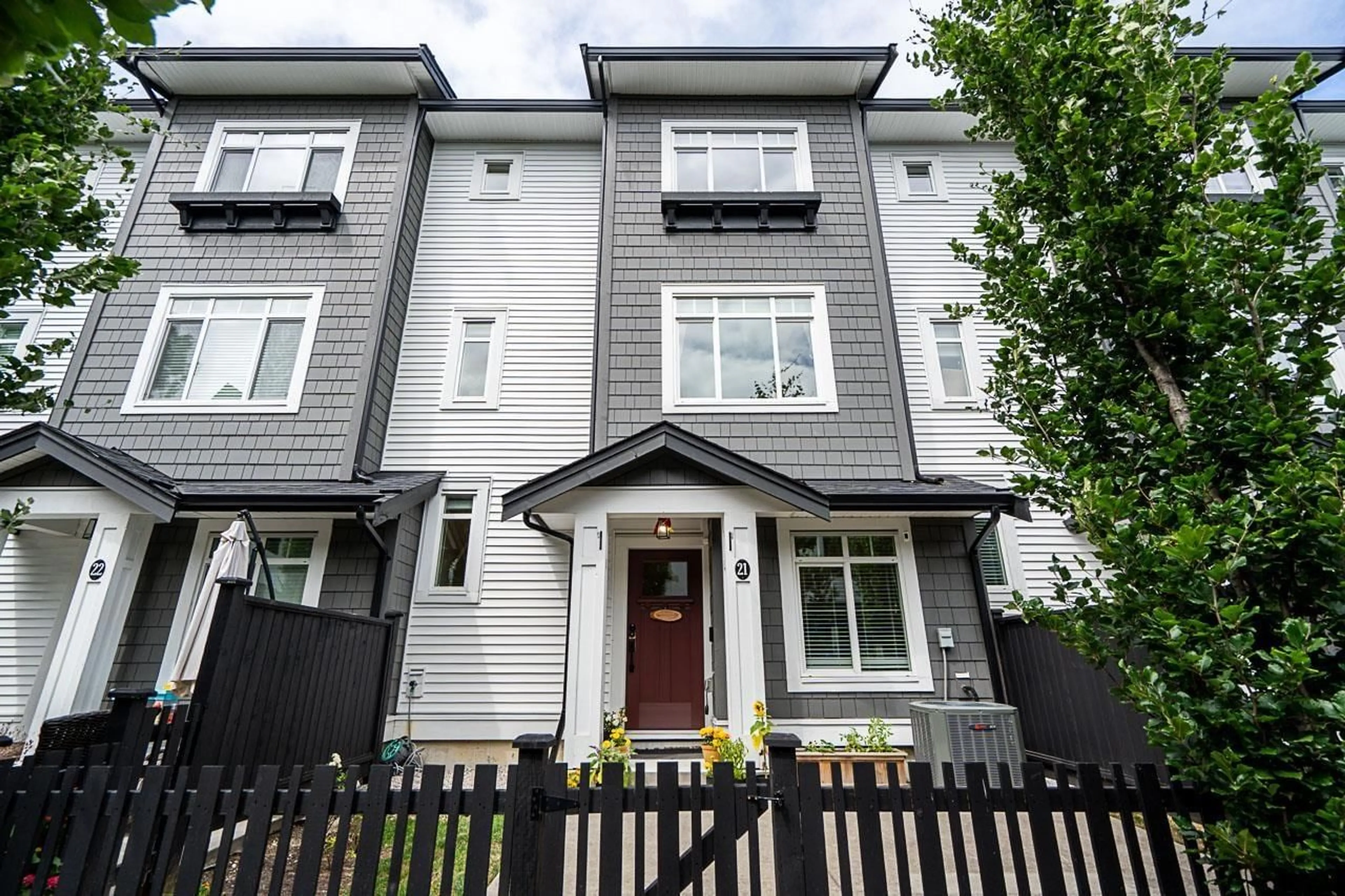 Home with vinyl exterior material, street for 21 - 6897 201 STREET, Langley British Columbia V2Y0Z3