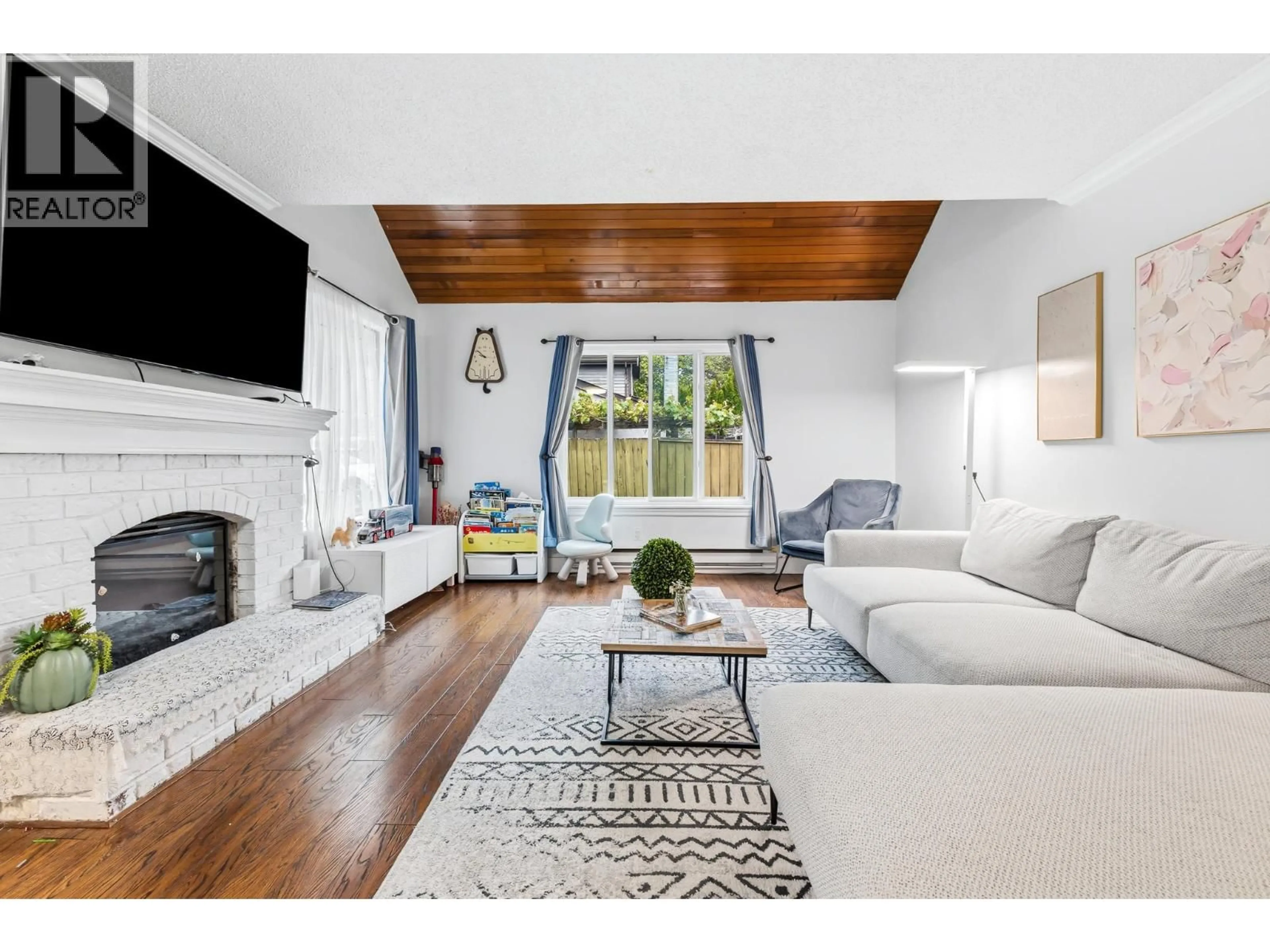Living room with furniture, wood/laminate floor for 6470 SHERIDAN ROAD, Richmond British Columbia V7E4W7