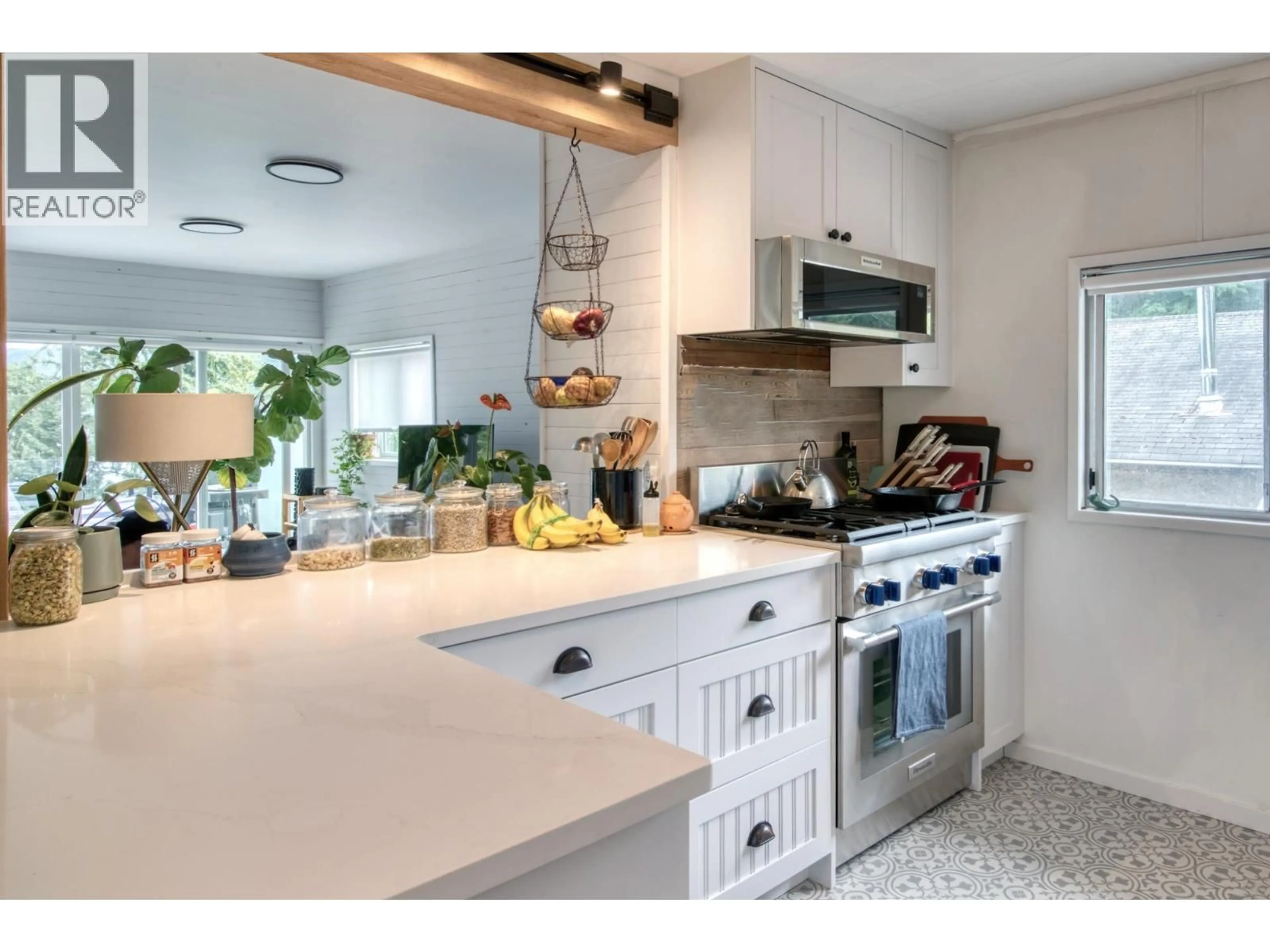 Open concept kitchen, ceramic/tile floor for 798 FISHER ROAD, Gibsons British Columbia V0N1V1