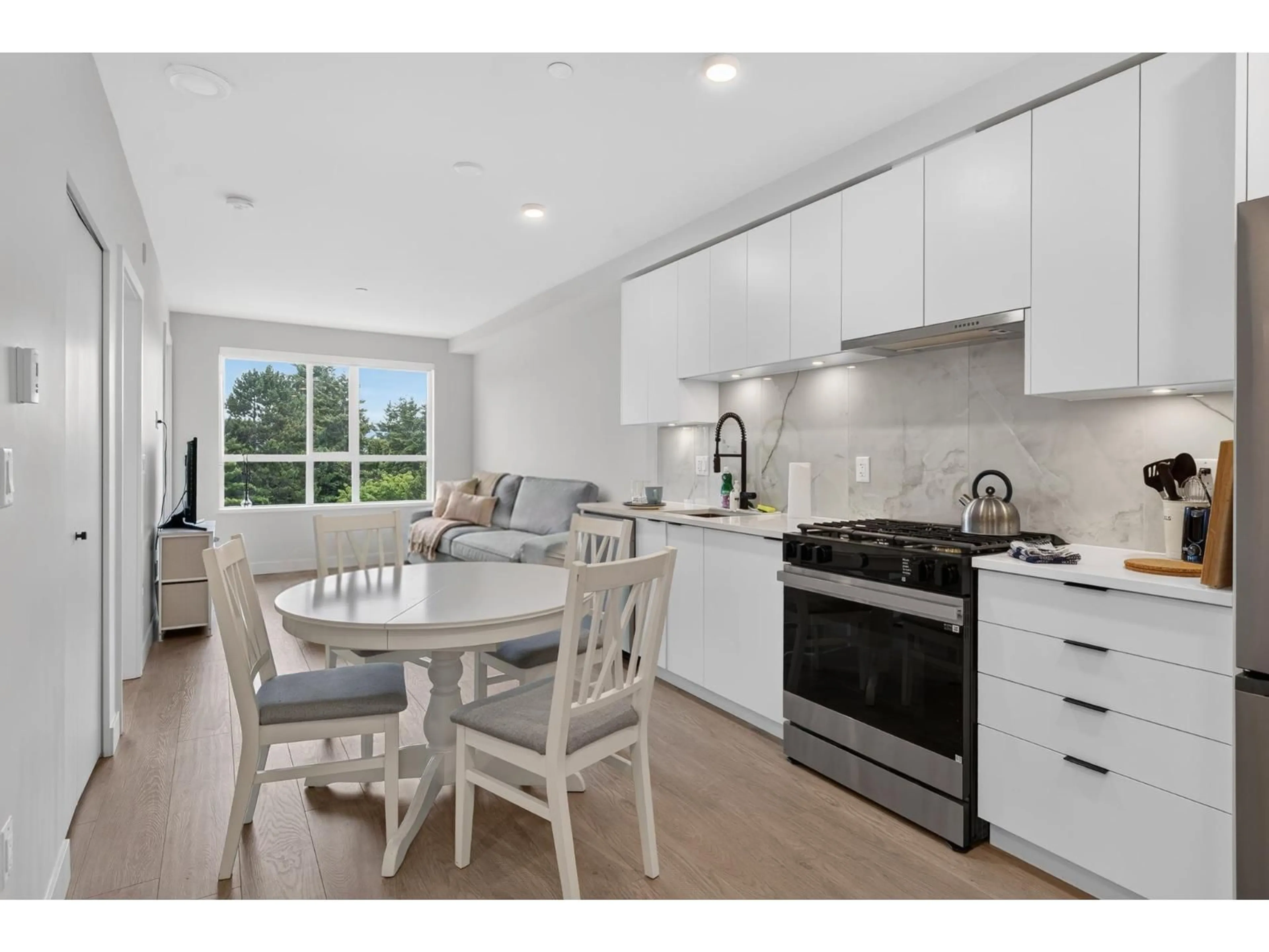 Open concept kitchen, ceramic/tile floor for 603 - 13238 105 AVENUE, Surrey British Columbia V3T0W1