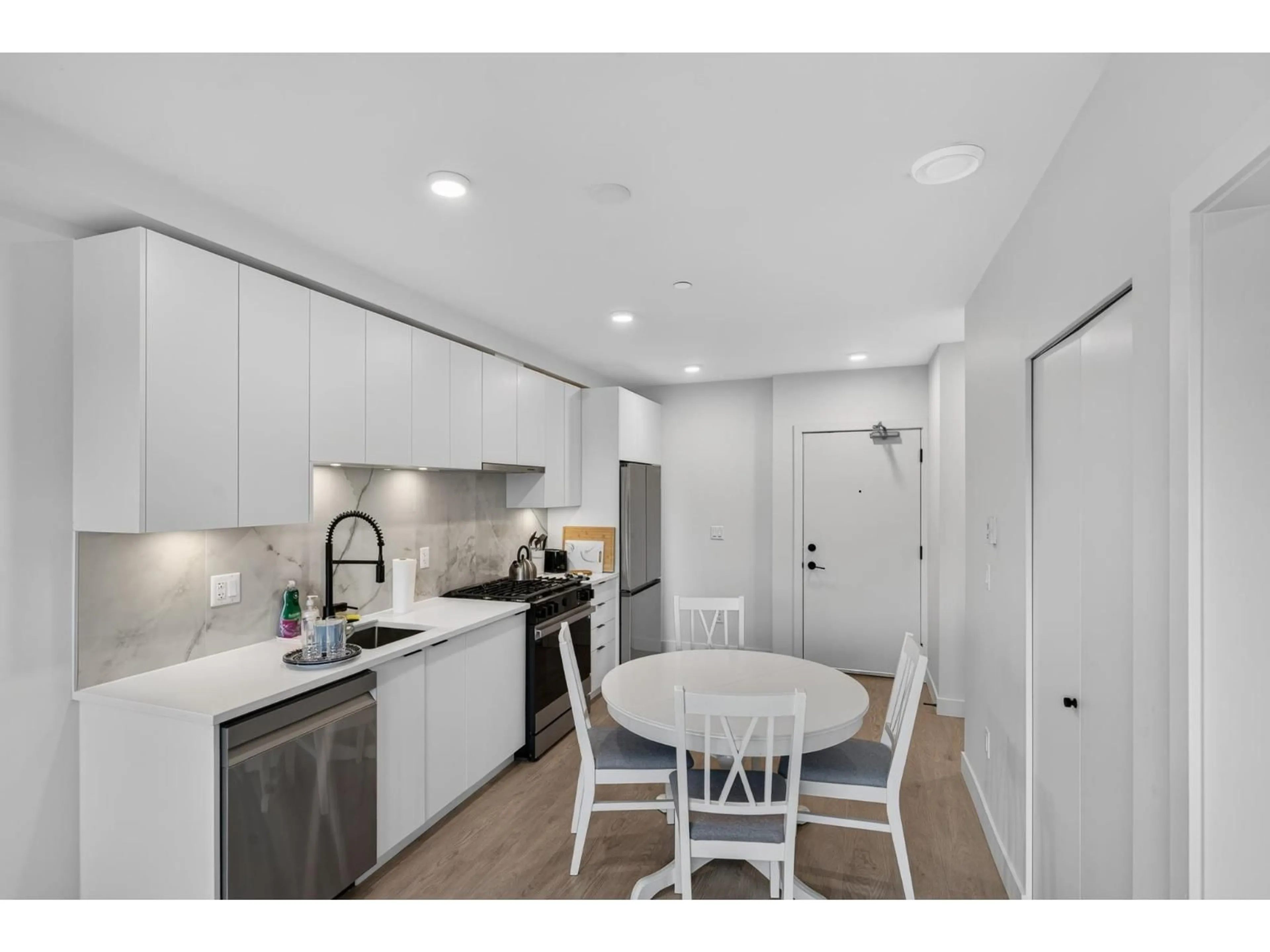 Open concept kitchen, ceramic/tile floor for 603 - 13238 105 AVENUE, Surrey British Columbia V3T0W1
