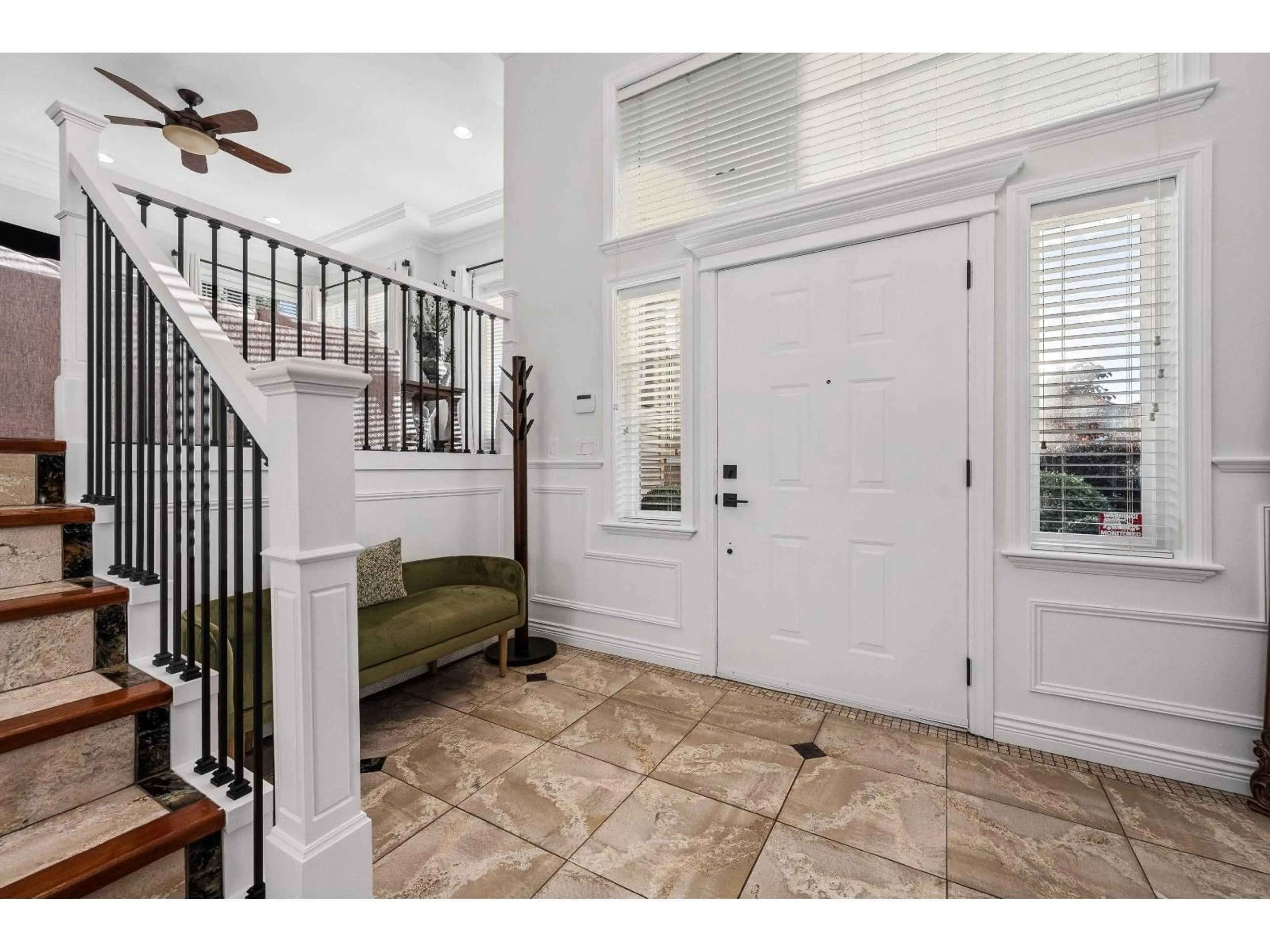 Indoor entryway for 3382 APPLEWOOD DRIVE, Abbotsford British Columbia V3G3E1
