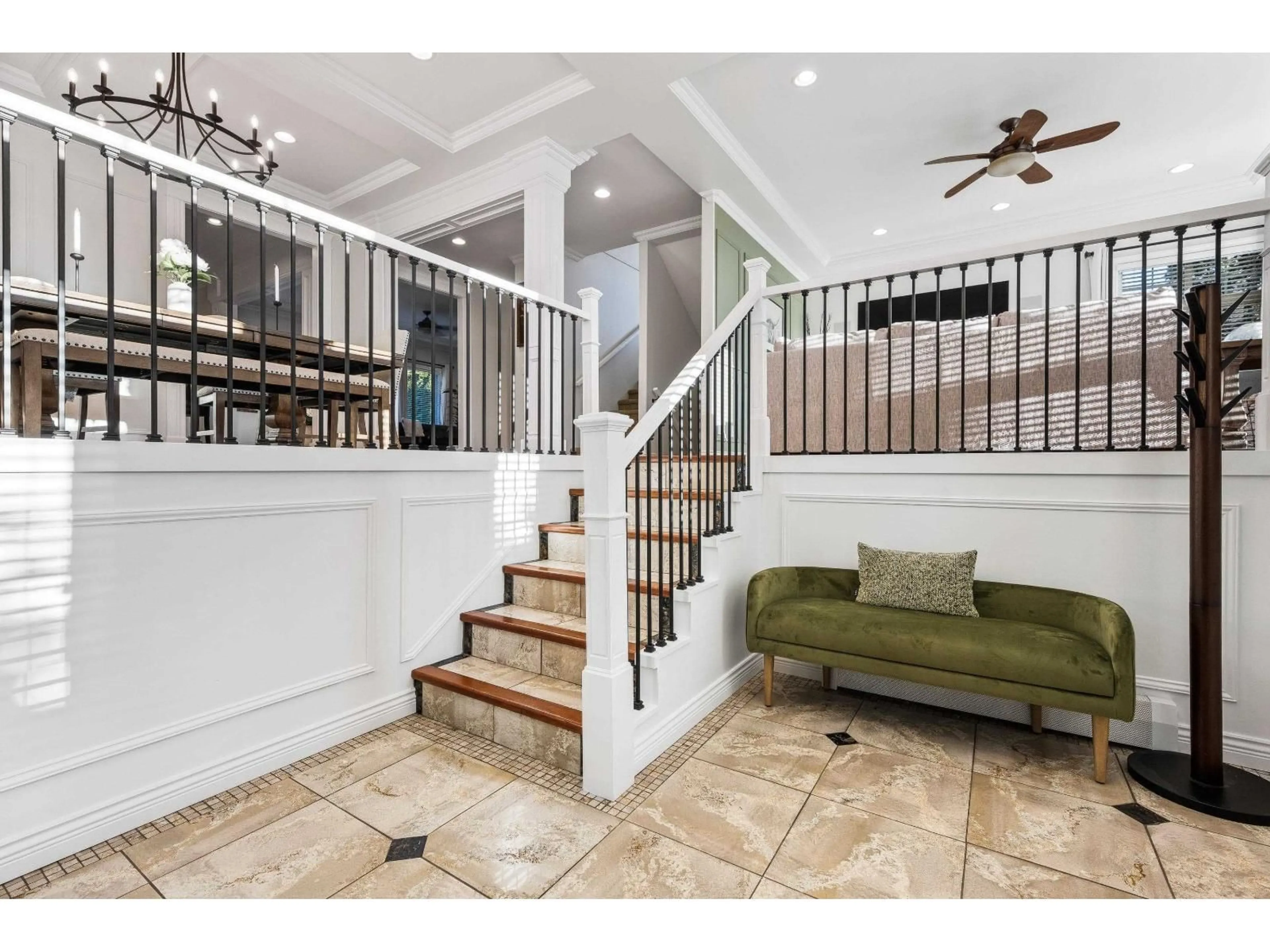 Indoor entryway for 3382 APPLEWOOD DRIVE, Abbotsford British Columbia V3G3E1