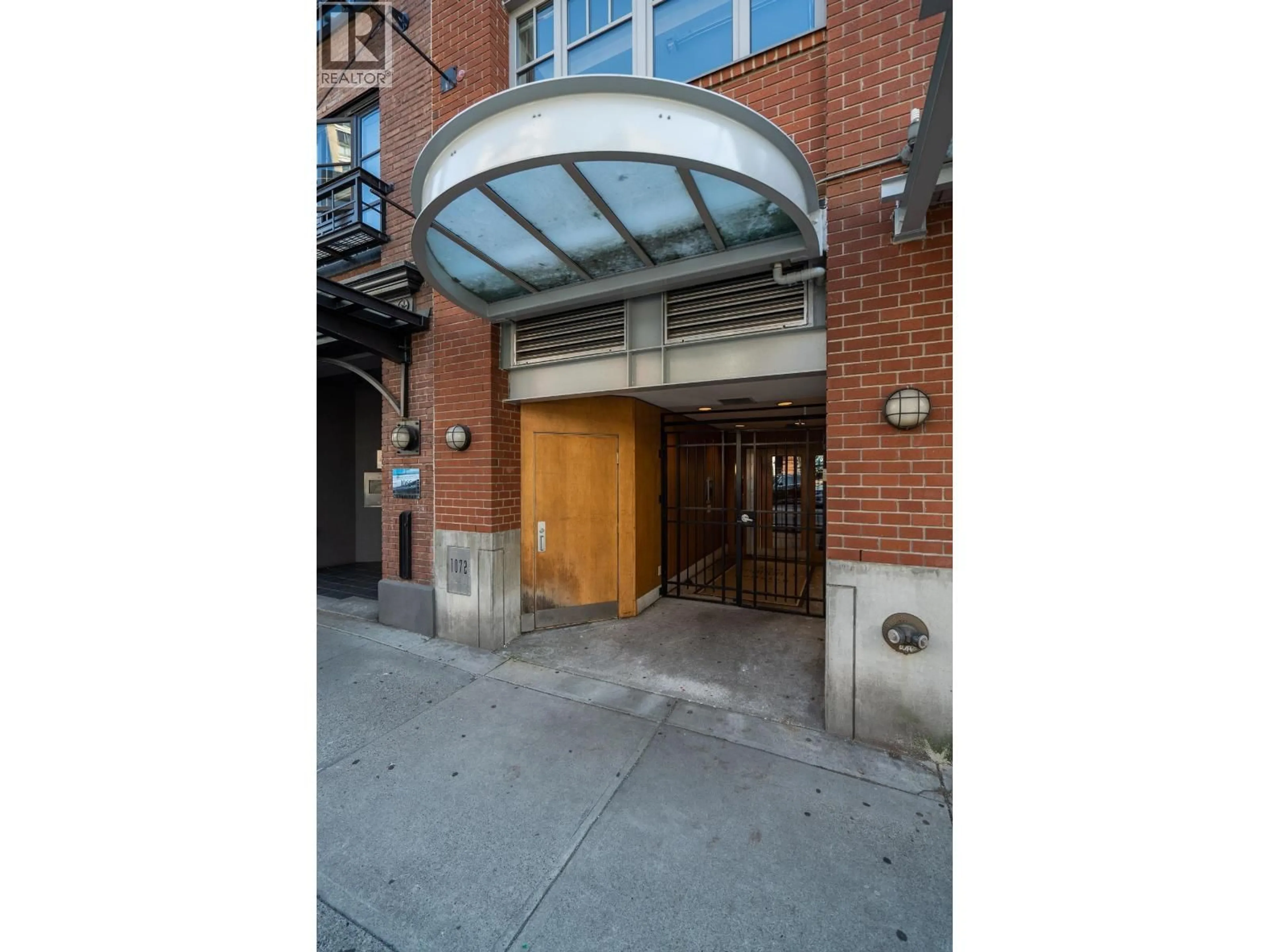 Indoor foyer for 402 - 1072 HAMILTON STREET, Vancouver British Columbia V6B2R9