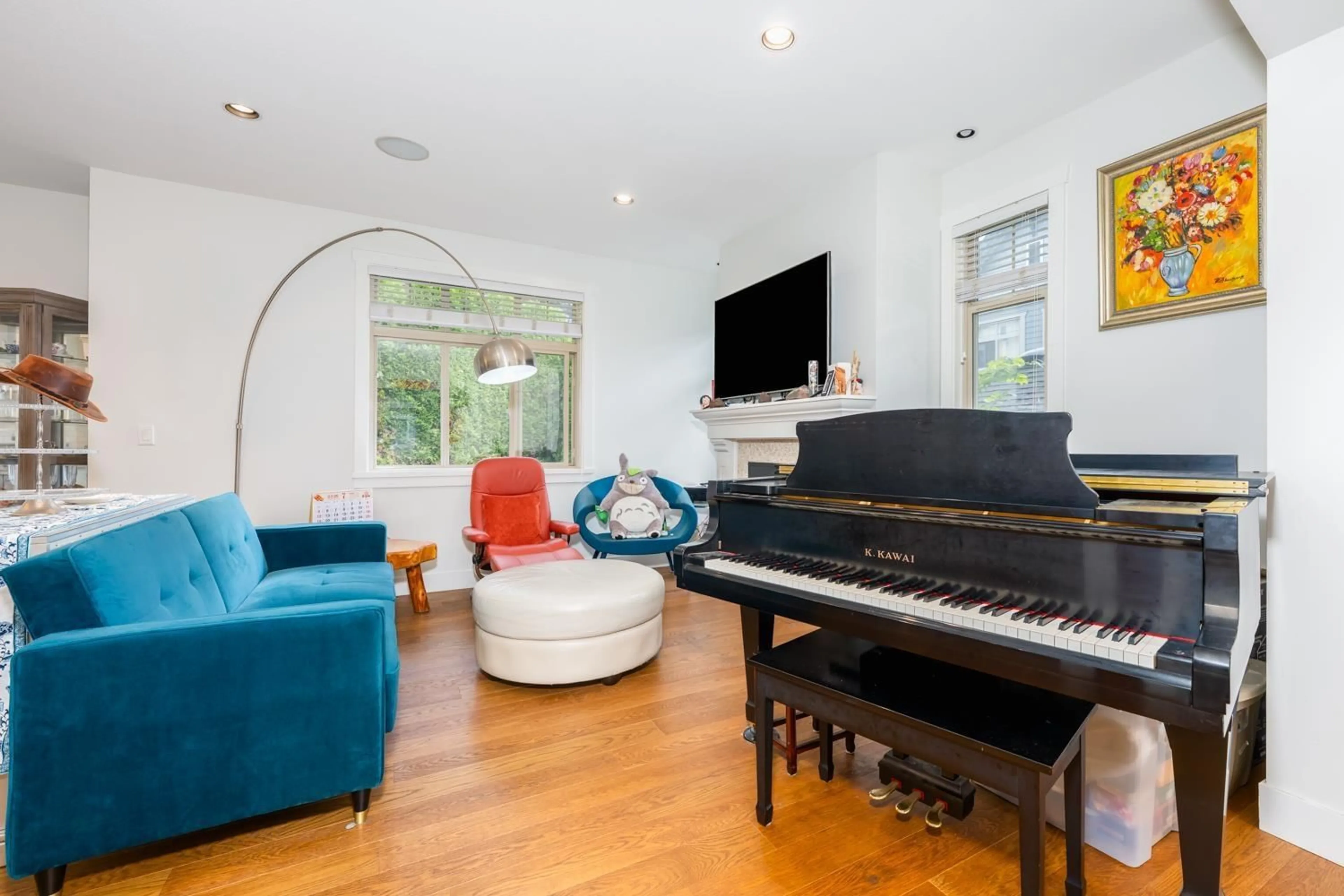 Living room with furniture, wood/laminate floor for 18 - 15885 26 AVENUE, Surrey British Columbia V3Z8L3