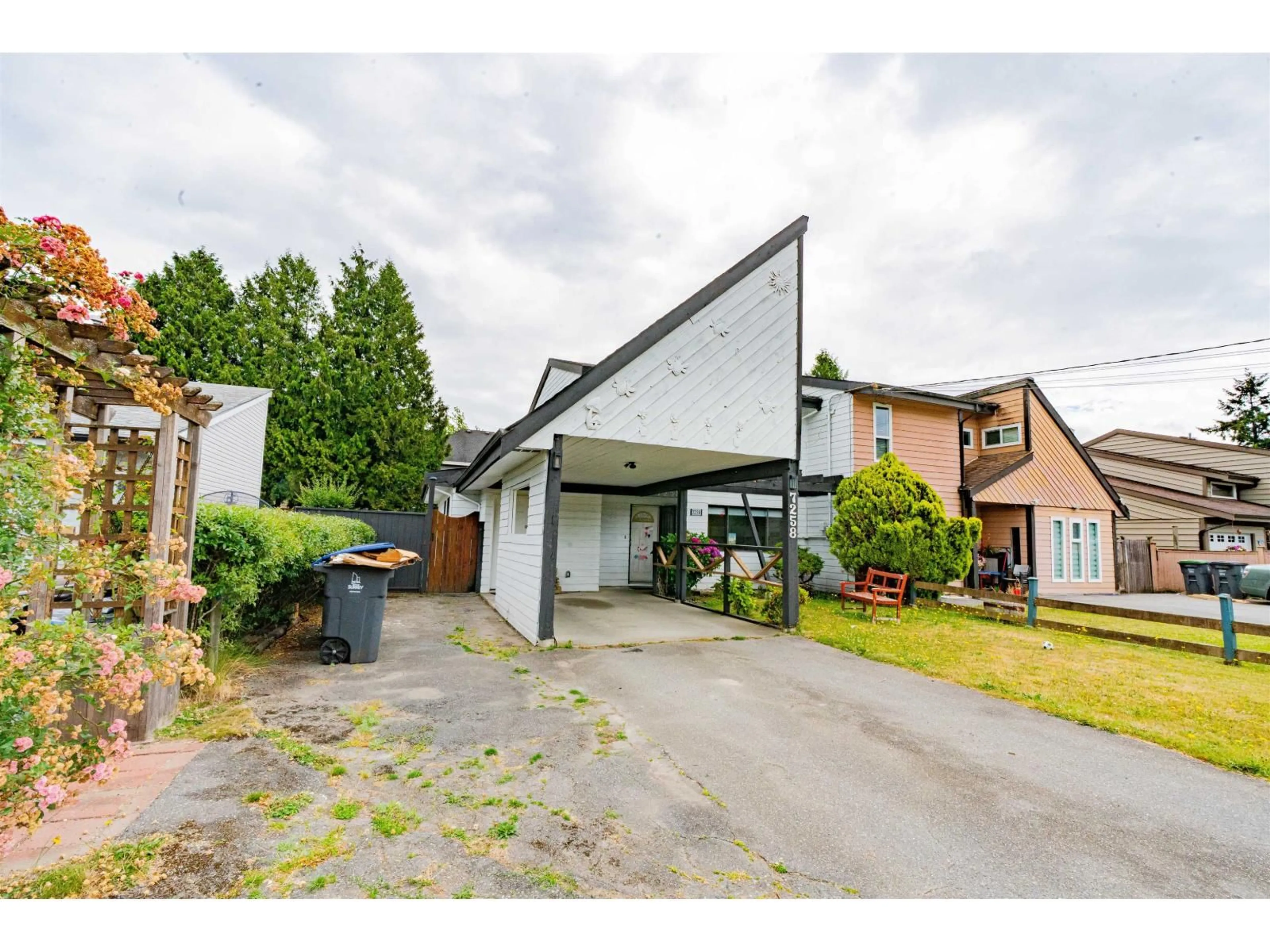 A pic from outside/outdoor area/front of a property/back of a property/a pic from drone, street for 7258 130 STREET, Surrey British Columbia V3W6E8