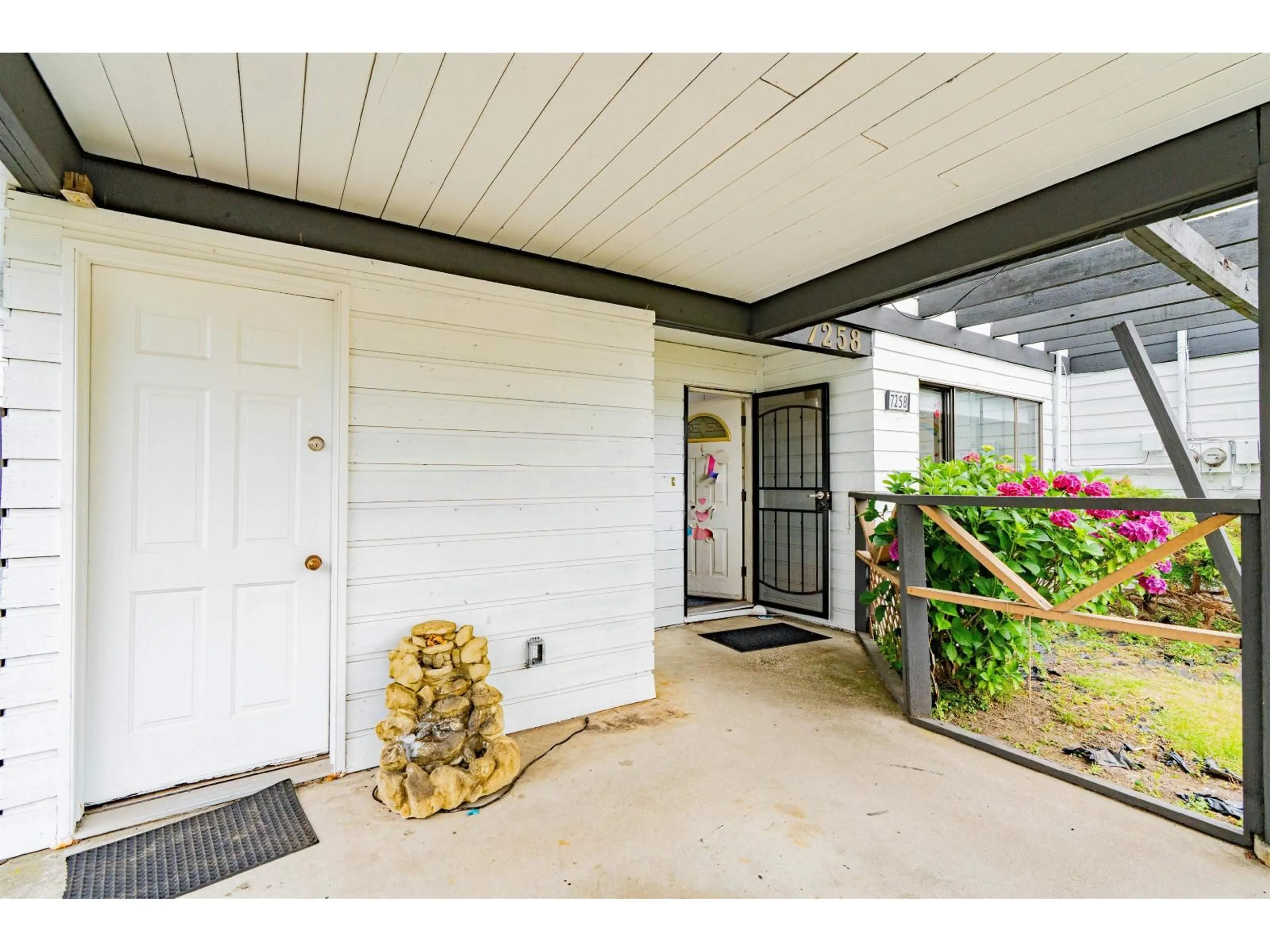 Indoor entryway for 7258 130 STREET, Surrey British Columbia V3W6E8