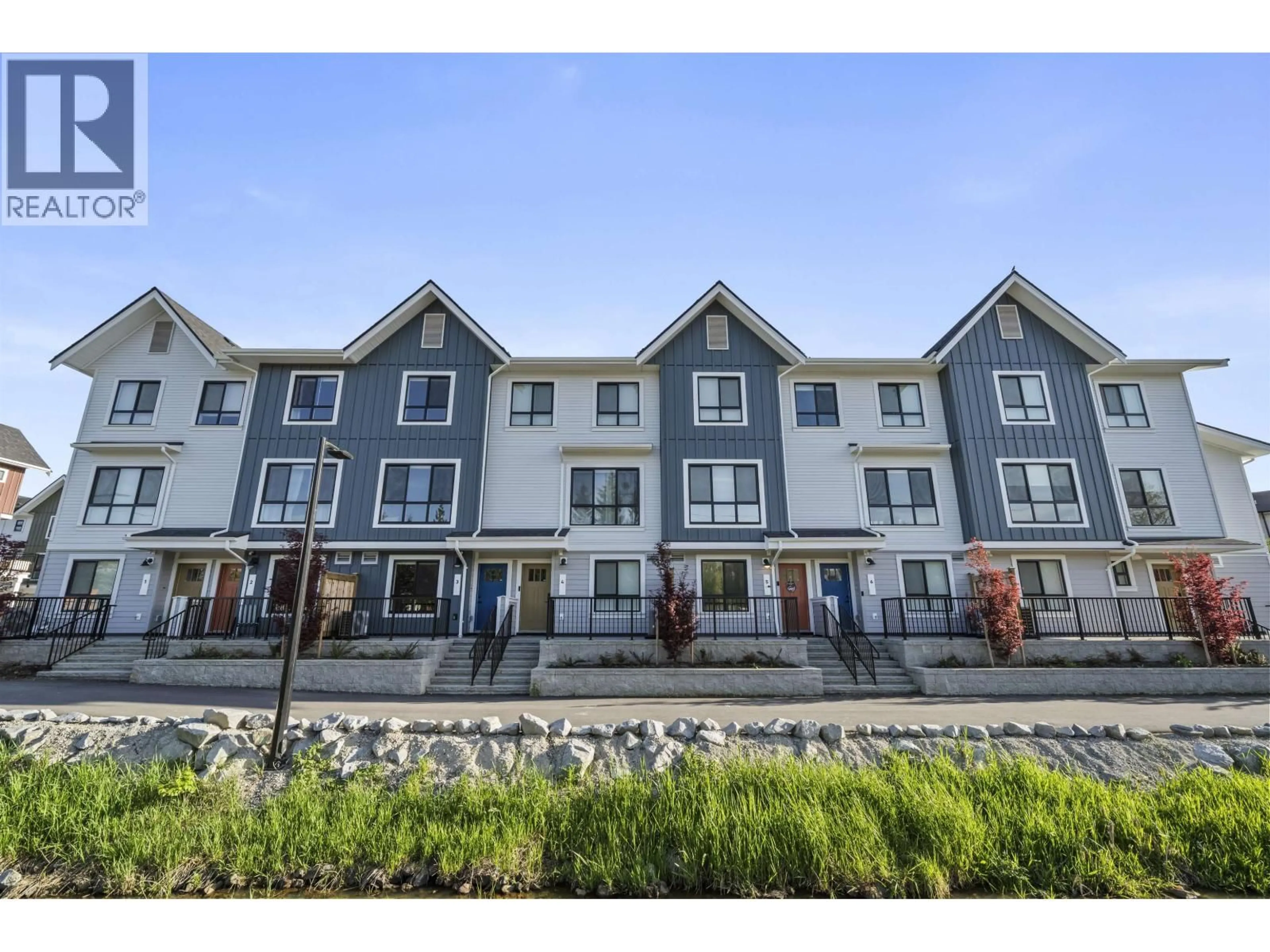 A pic from outside/outdoor area/front of a property/back of a property/a pic from drone, unknown for 137 - 388 DUNCAN STREET, New Westminster British Columbia V3M0P9