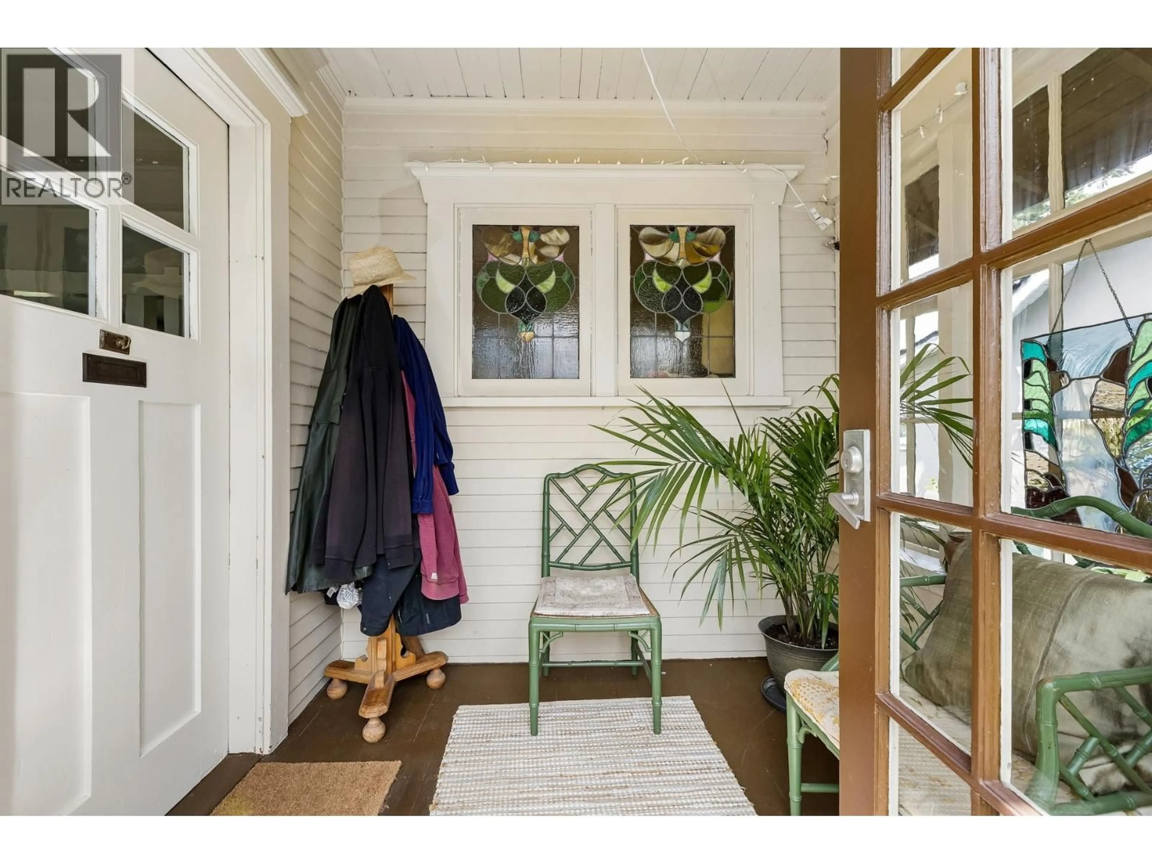 Indoor entryway for 534 7TH STREET, North Vancouver British Columbia V7L1S3