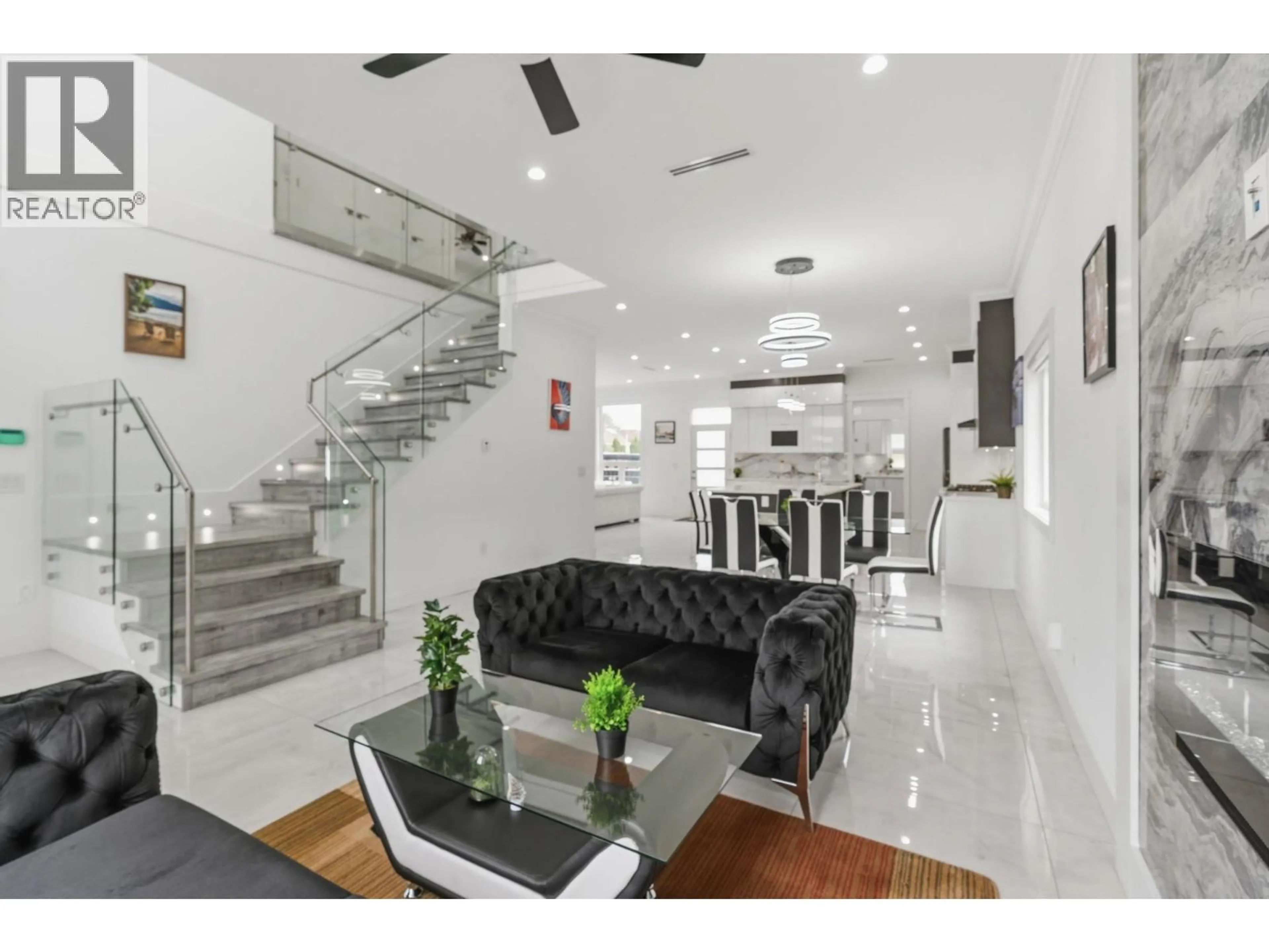 Indoor foyer for 8378 12TH AVENUE, Burnaby British Columbia V3N2L6