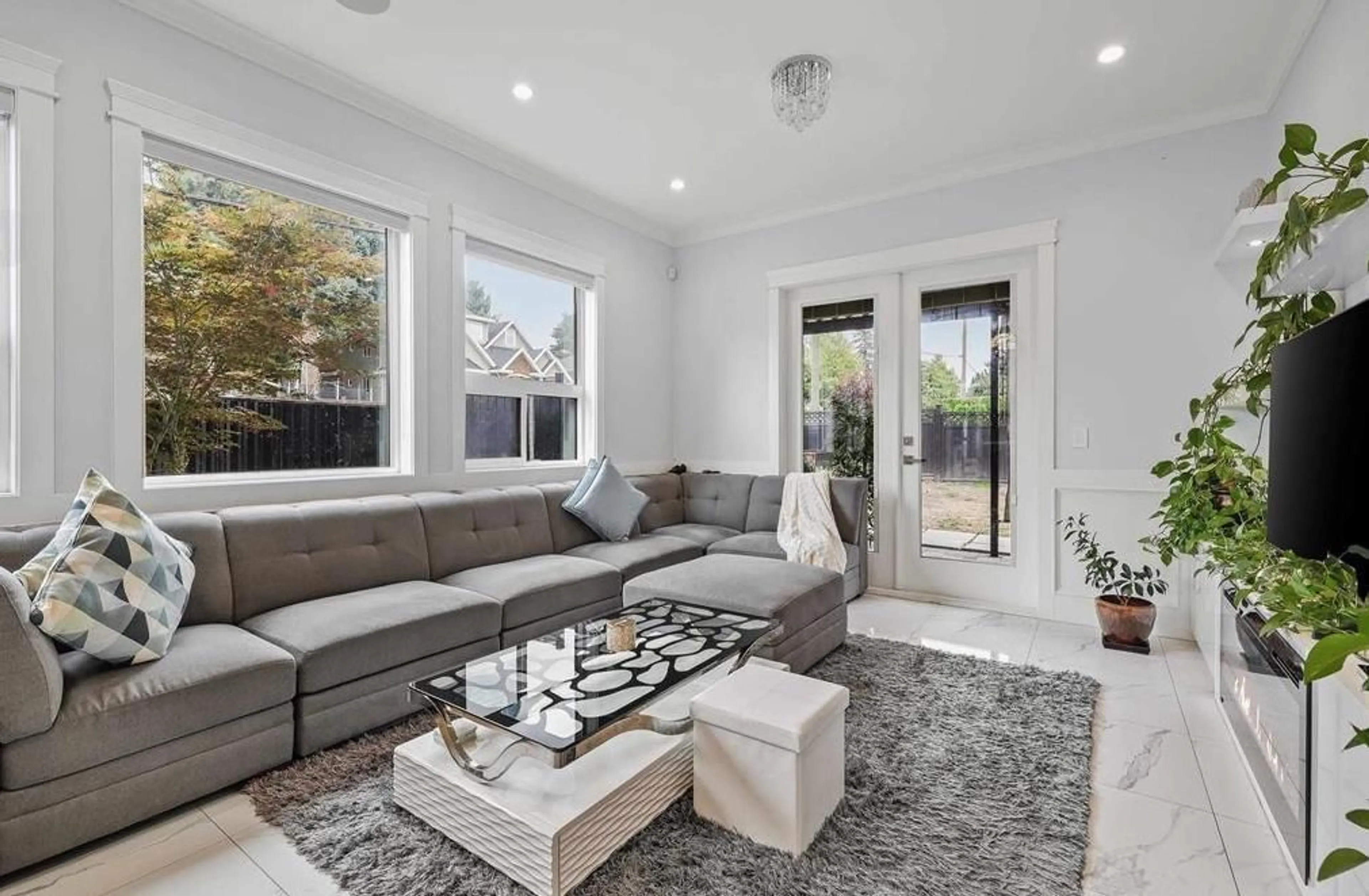 Living room with furniture, unknown for 14218 69A AVENUE, Surrey British Columbia V3W2H9