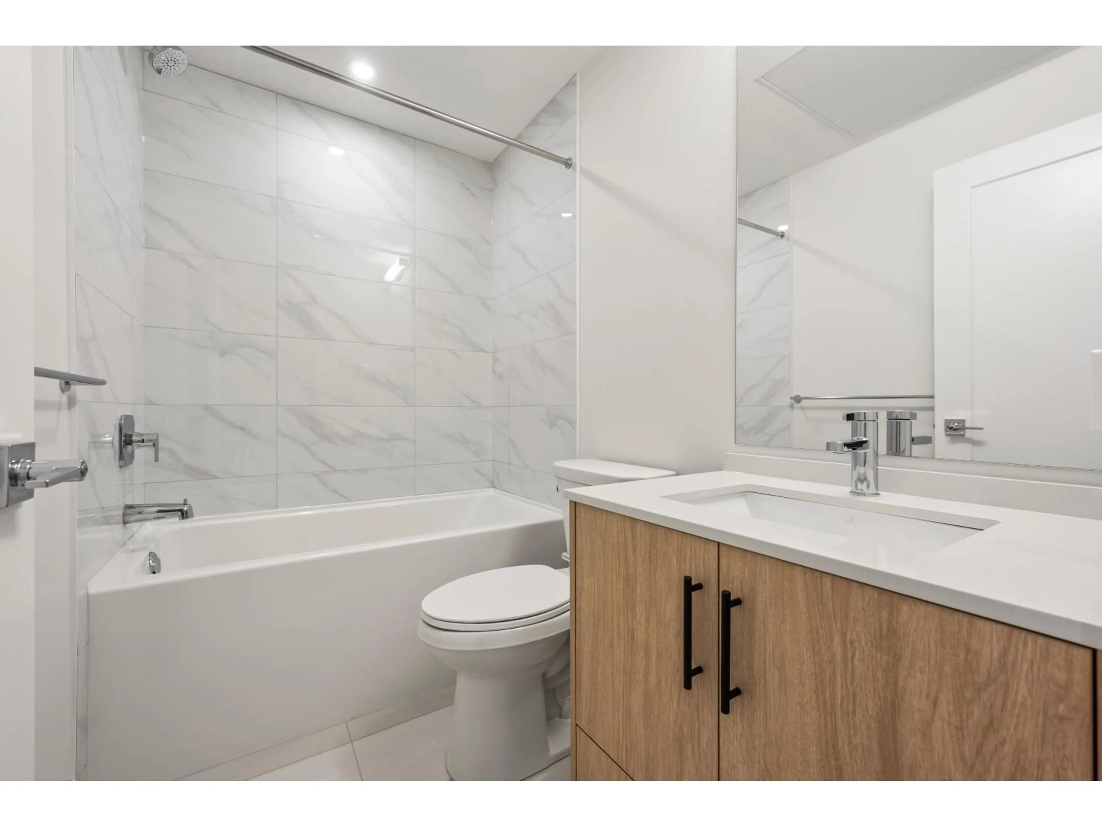 Standard bathroom, ceramic/tile floor for 309 - 34395 GLADYS AVENUE, Abbotsford British Columbia V2S0R4