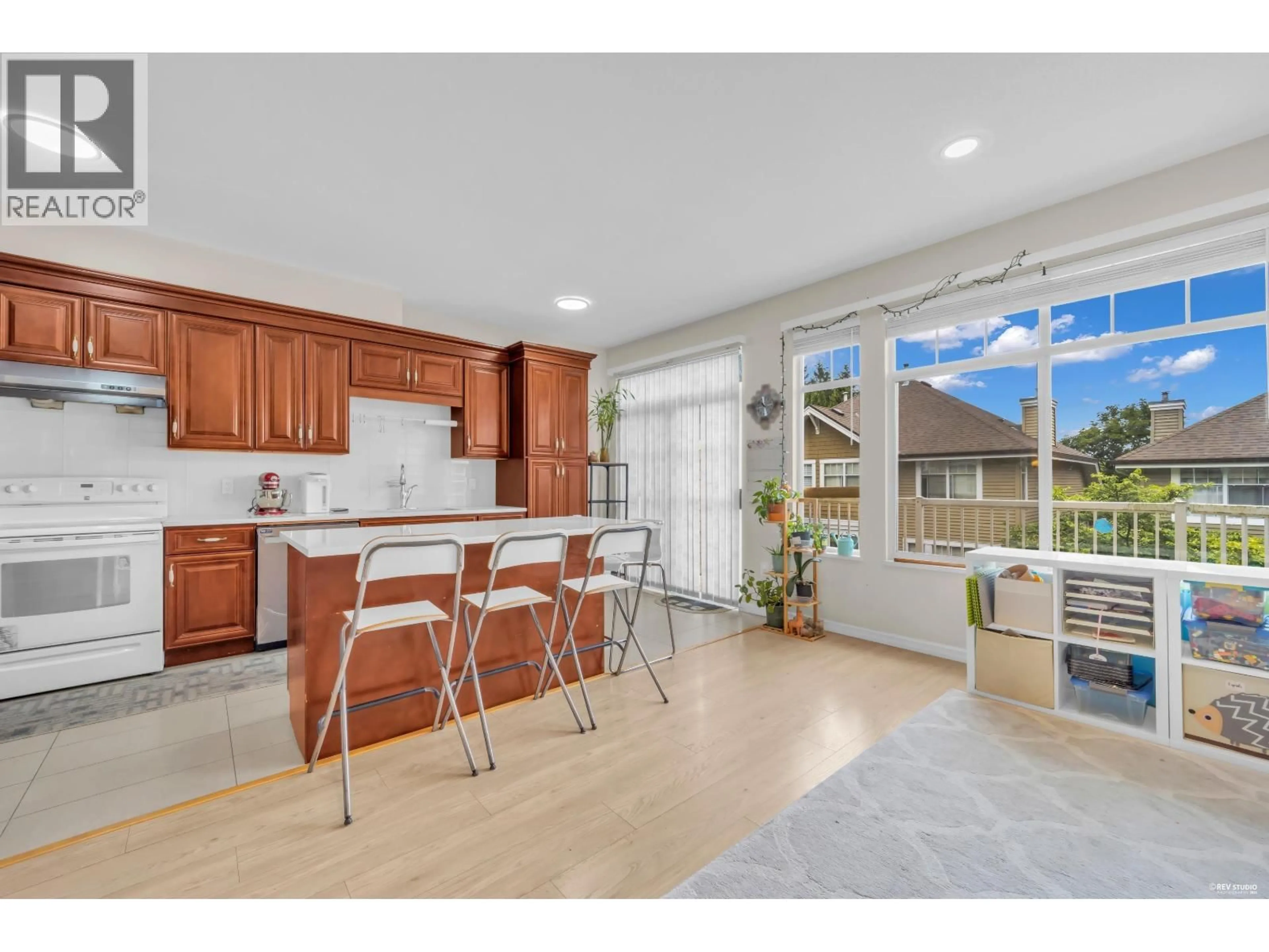 Open concept kitchen, unknown for 25 - 5298 OAKMOUNT CRESCENT, Burnaby British Columbia V5H4S2