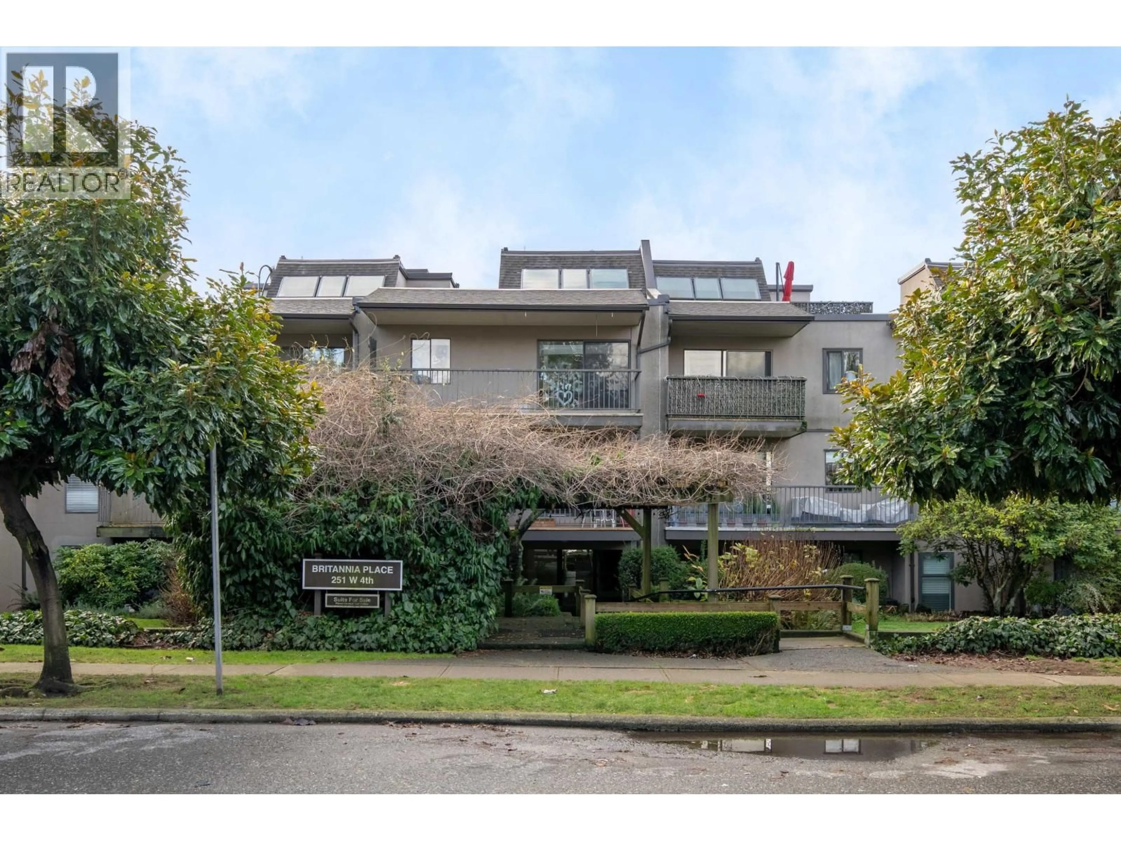 A pic from outside/outdoor area/front of a property/back of a property/a pic from drone, building for 215 - 251 4TH STREET, North Vancouver British Columbia V7M1H8