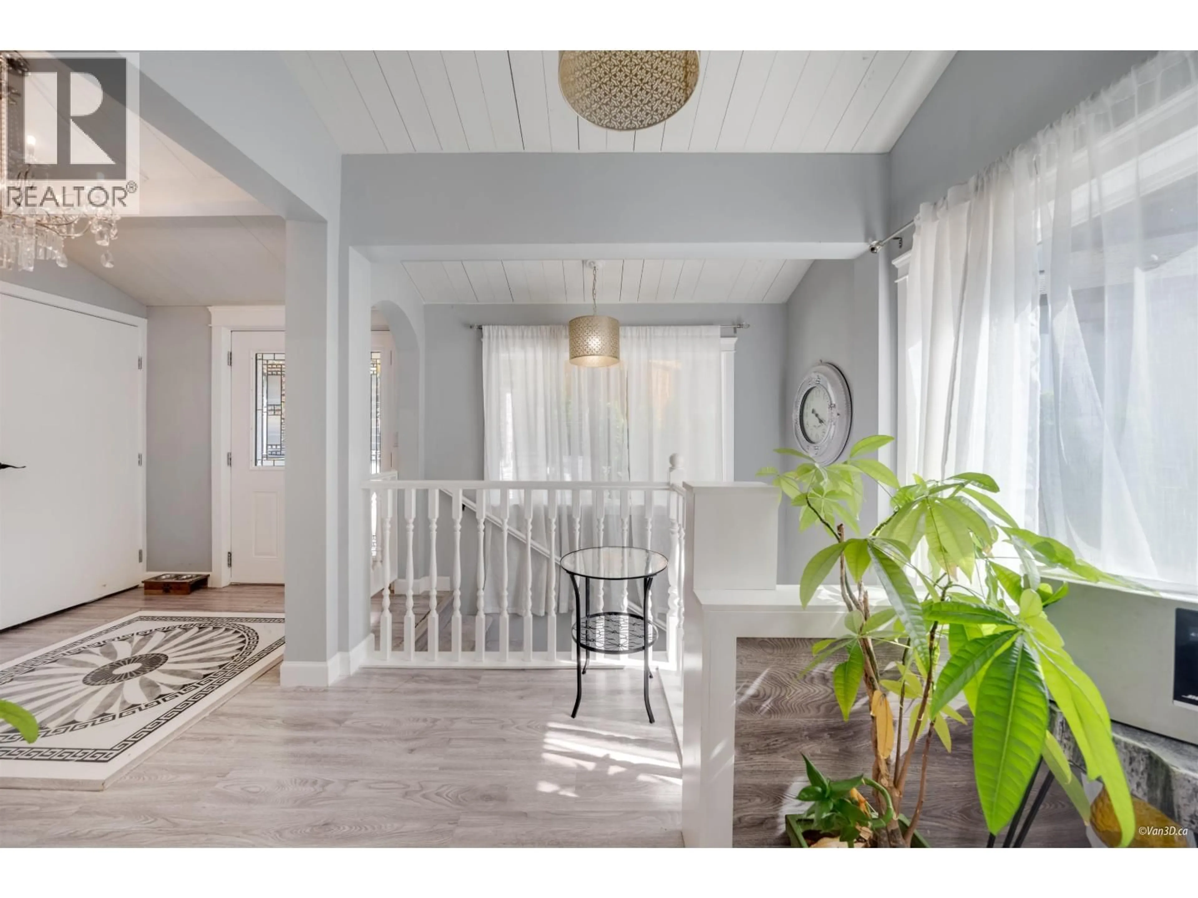 Indoor entryway for 3870 EMERALD DRIVE, North Vancouver British Columbia V7R3B8
