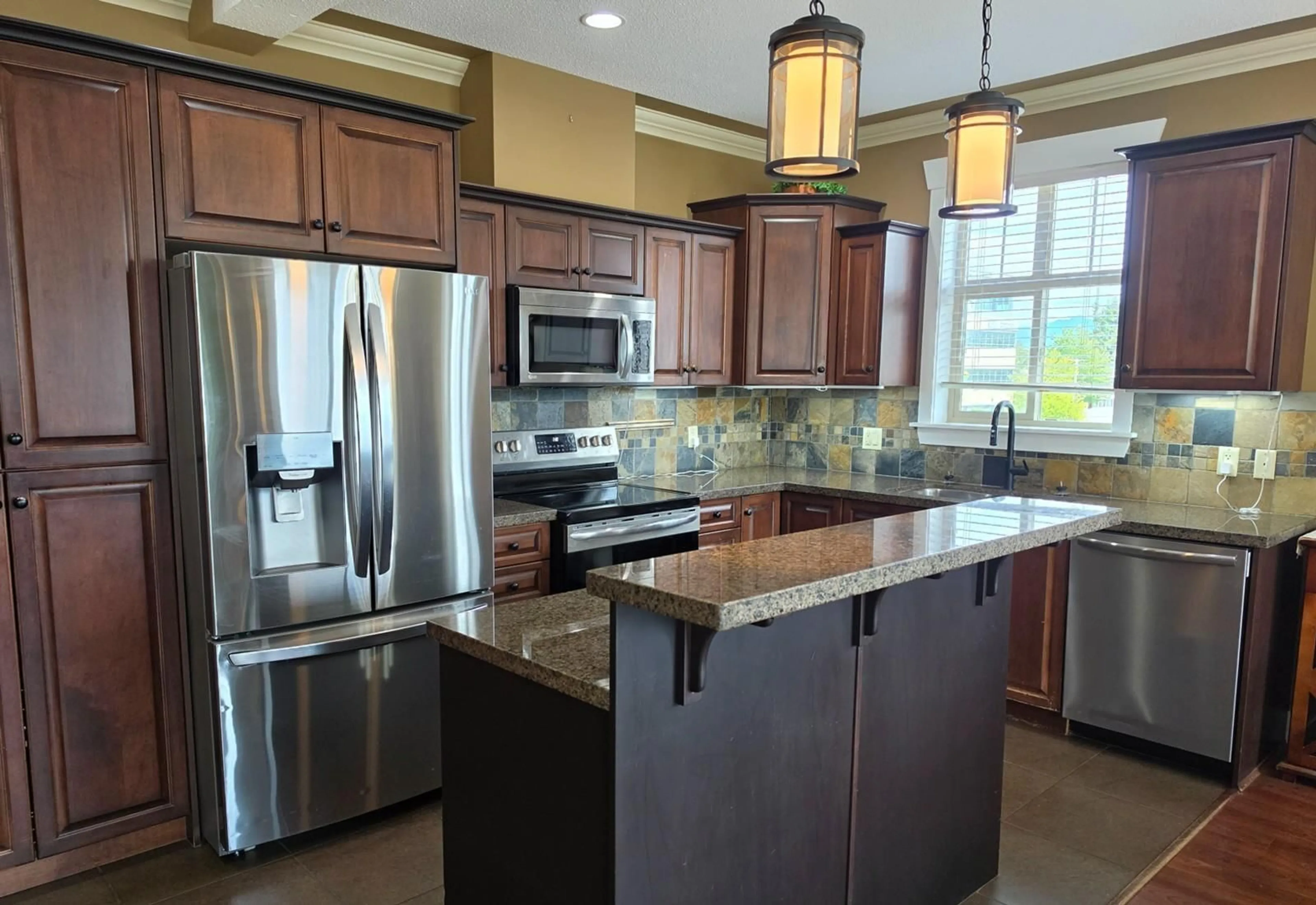 Open concept kitchen, ceramic/tile floor for 212 - 45893 CHESTERFIELD AVENUE, Chilliwack British Columbia V2P1M5