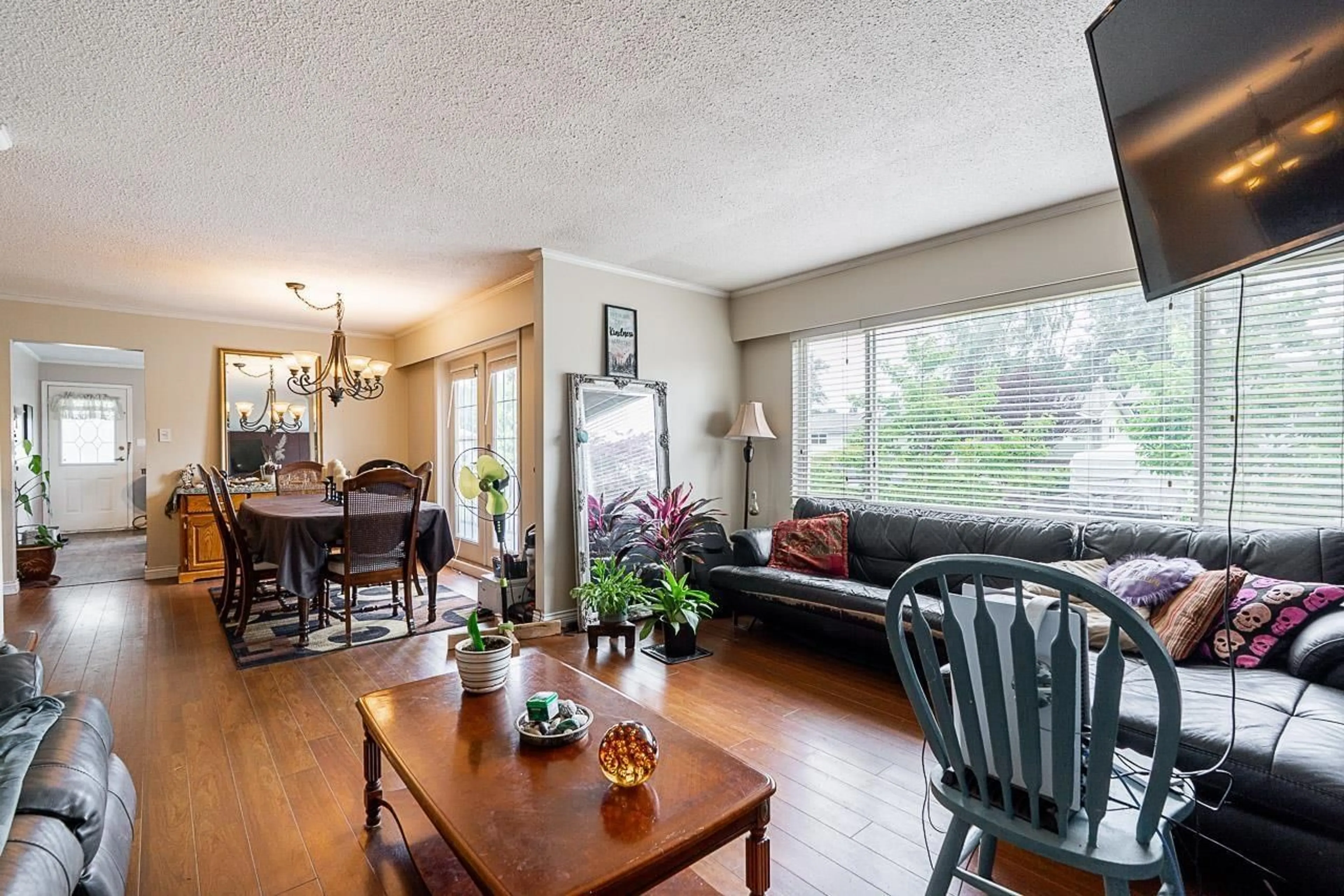 Living room with furniture, wood/laminate floor for 11380 75B AVENUE, Delta British Columbia V4C1K3